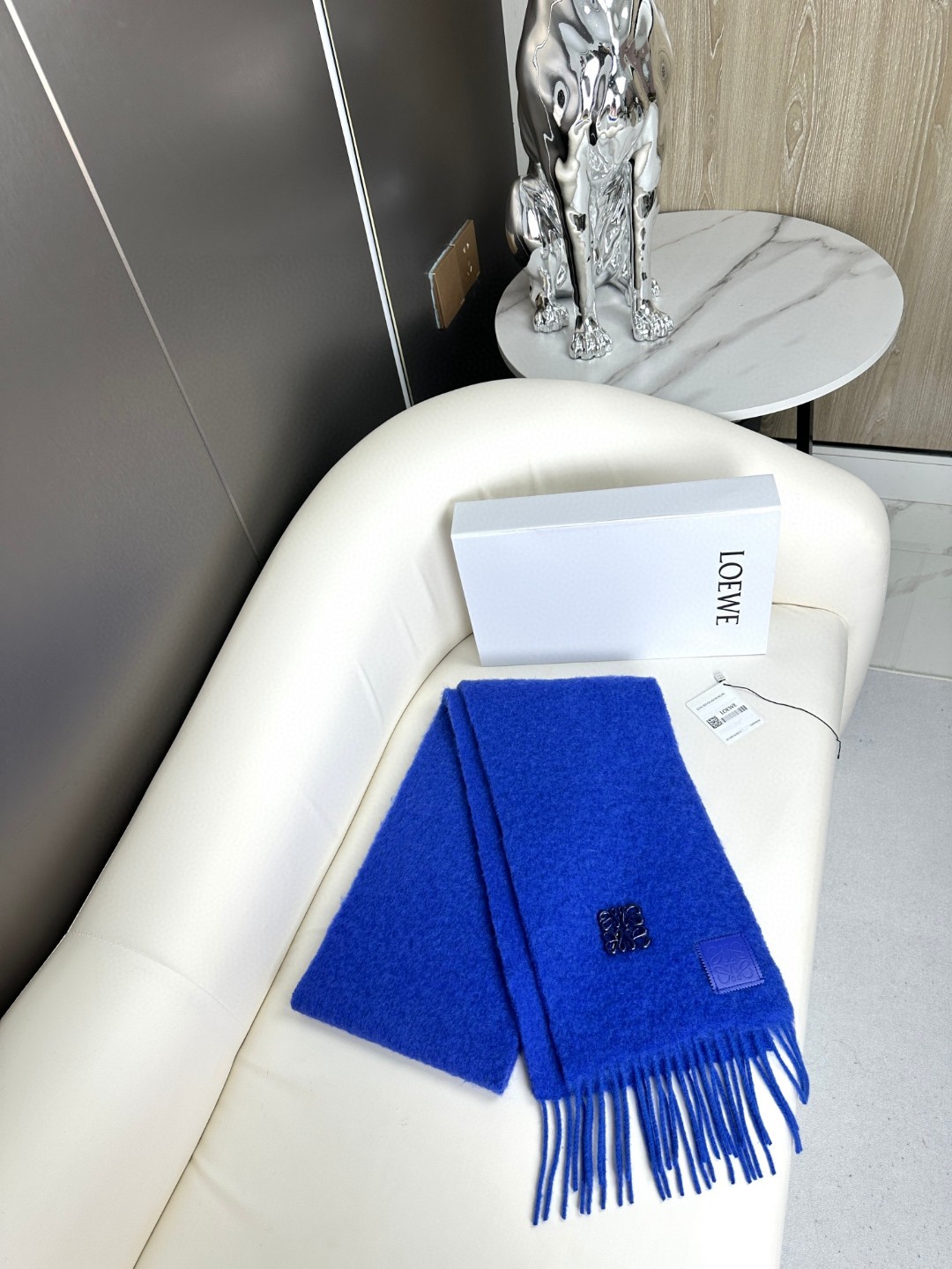 LOEWE 新款马海毛胸针围巾