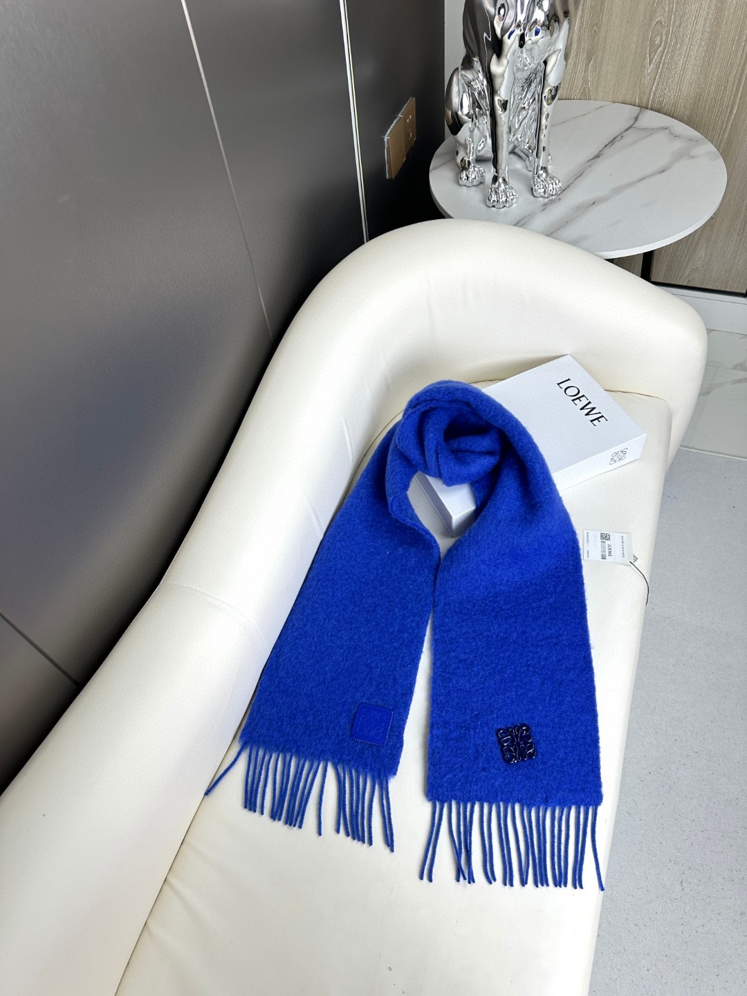 LOEWE 新款马海毛胸针围巾