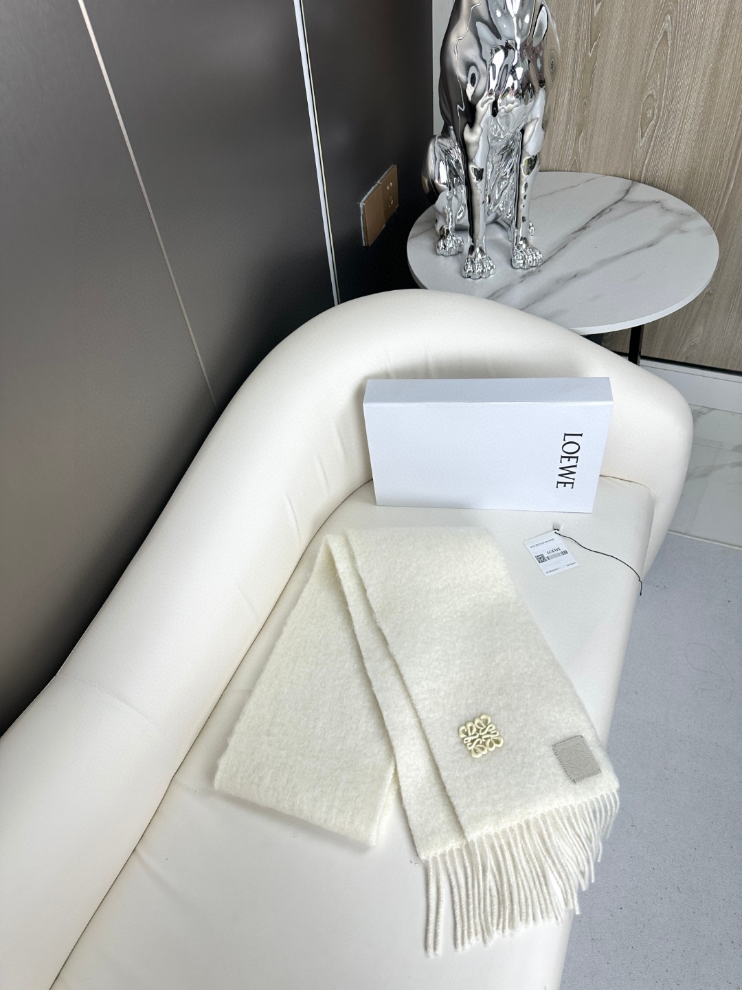 LOEWE 新款马海毛胸针围巾
