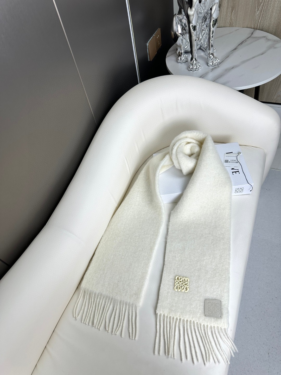 LOEWE 新款马海毛胸针围巾