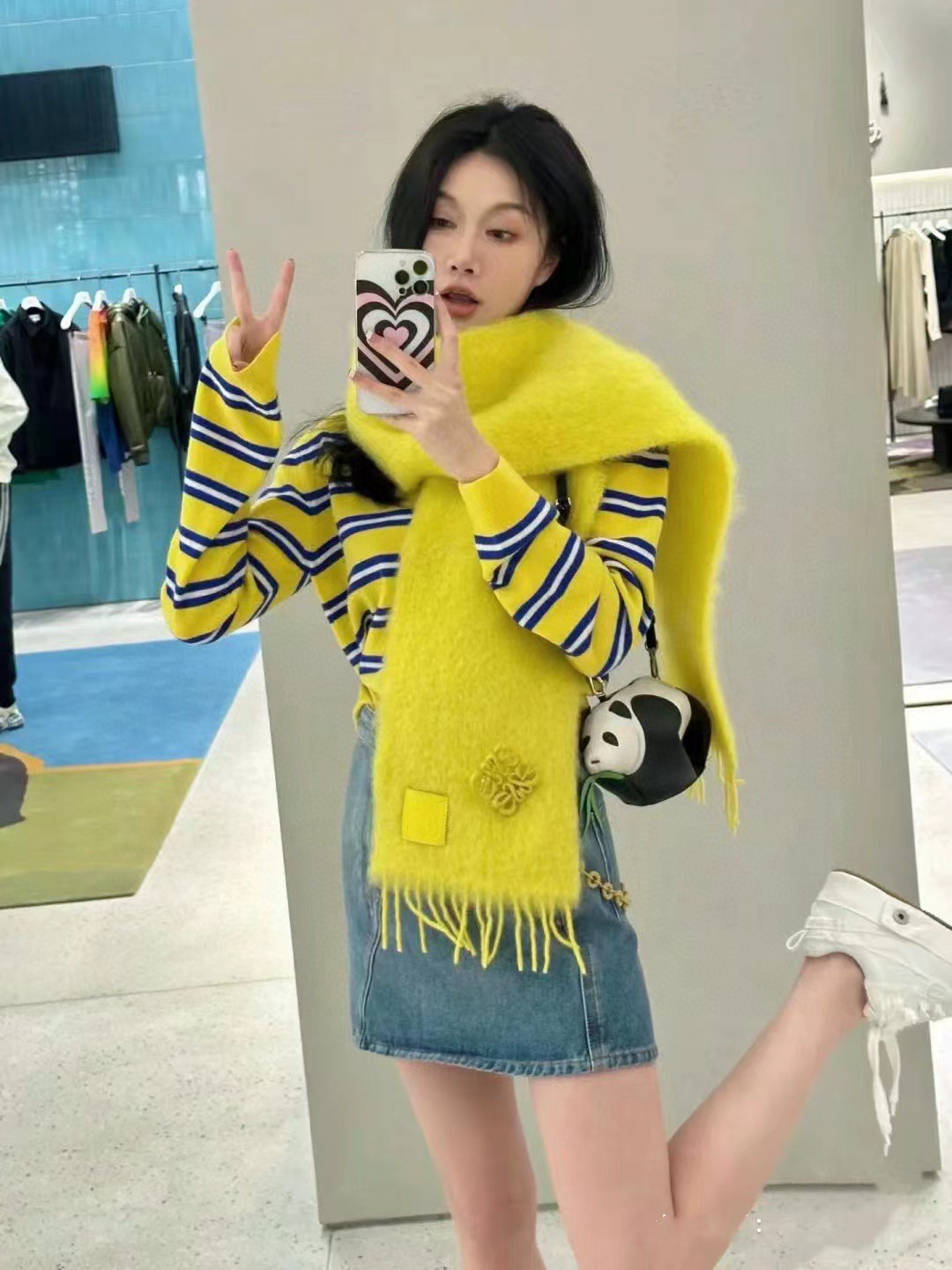 LOEWE 新款马海毛胸针围巾