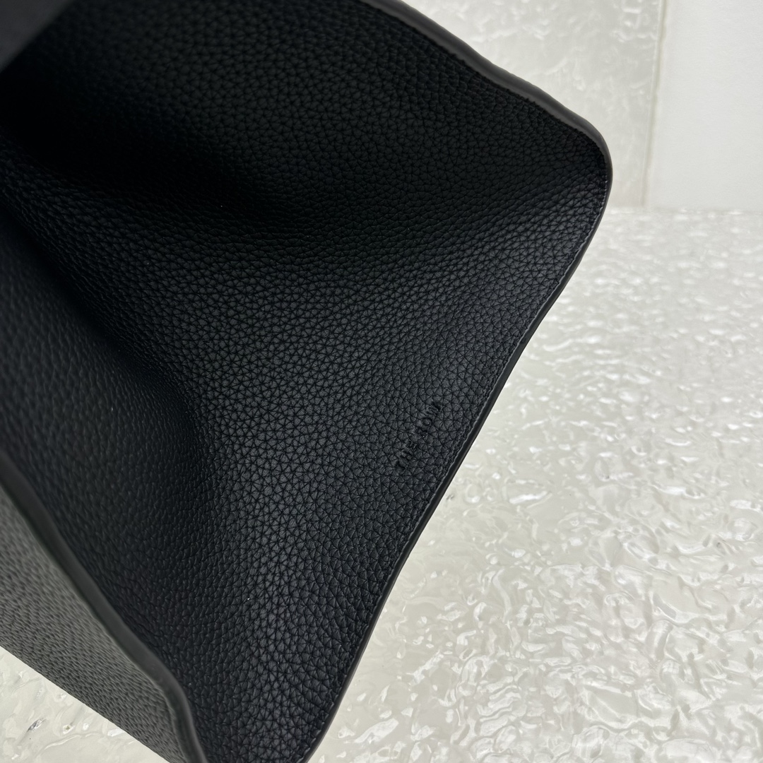 中号荔枝黑银Margaux15系列品牌在极简设计上的功力线条干净尽管没有什么logo印花的加持但整体高级
