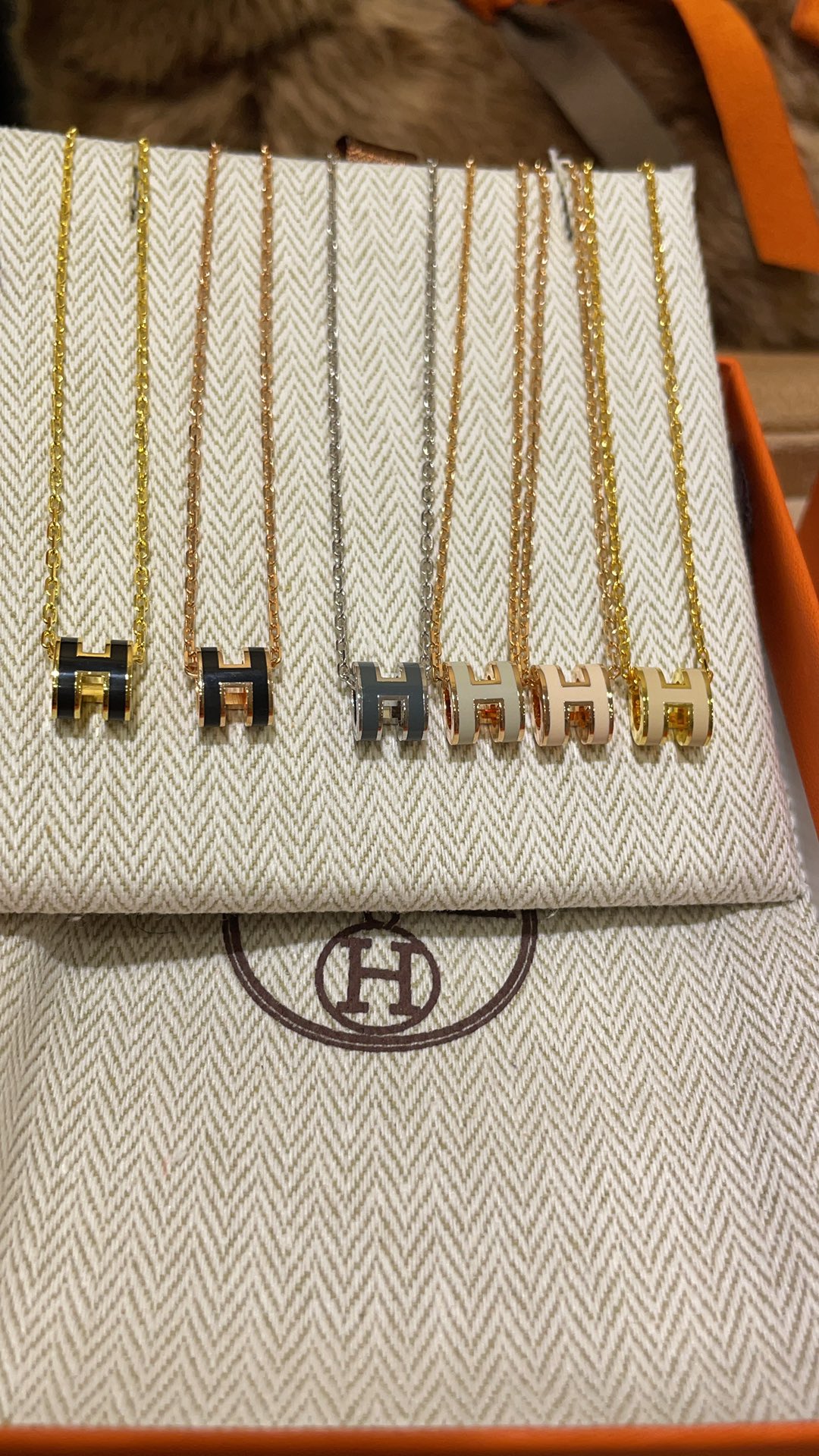 NO:633429,Hot colors available in seconds New mini pop H necklace Gray silver·Milk tea gray rose gold·Milk tea gold·Milk tea rose gold There are many z, the new ones on the official website are sold out in a few seconds Original copper gold plating ZP opening version CNC lettering enamel technology We upgraded the chain silver gold plating Pendant brass material Perfectly solves the allergy concerns of customers with sensitive skin Exquisite workmanship, a must-have item for everyone, 88200, necklace, gold plating, Cartier high-end jewelry19860909现货秒发热门配色  新品mini pop H项链 灰银·奶茶灰玫瑰金·奶茶金·奶茶玫瑰金 z多,官网上新几秒就抢完的节奏 原版铜镀金 zp开版 cnc刻字珐琅工艺 我们升级链条银镀金 吊坠黄铜材质 完美解决敏感肌肤顾客的过敏担忧 做工精致,人手必备单品,88200,,necklace,gold plating,卡迪亚高端饰品,Jewelry