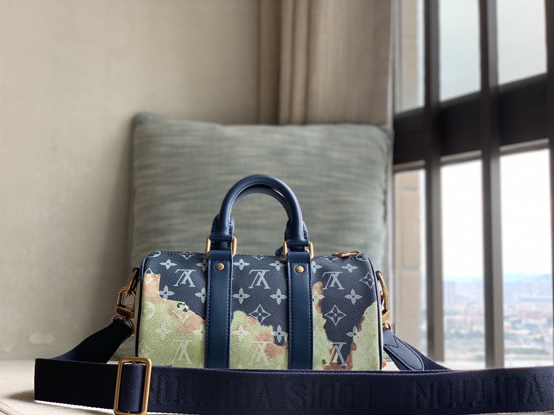 Louis Vuitton The official M46804 blue flame LV men's backpack pillow bag series KEEPALL BANDOULIERE 25 handbag is made of fine grain Taurillon M