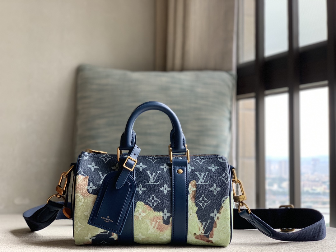 Louis Vuitton The official M46804 blue flame LV men's backpack pillow bag series KEEPALL BANDOULIERE 25 handbag is made of fine grain Taurillon M