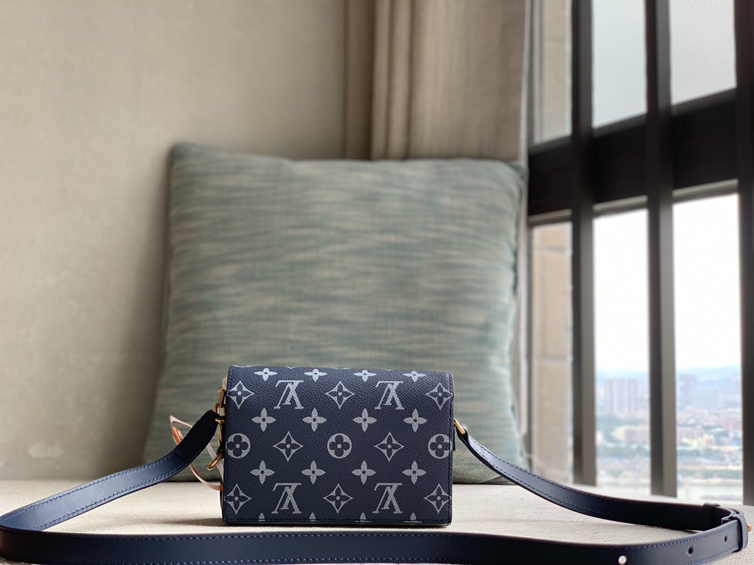 Louis Vuitton LV officially sells M82900 M81852 M81783. The new Steamer series messenger bag injects the brand's traditional elements into the Ne