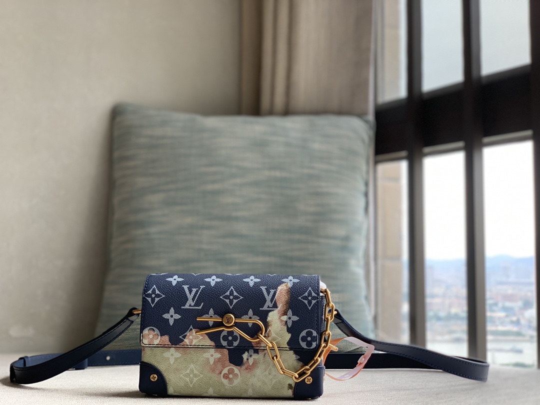 Louis Vuitton LV officially sells M82900 M81852 M81783. The new Steamer series messenger bag injects the brand's traditional elements into the Ne