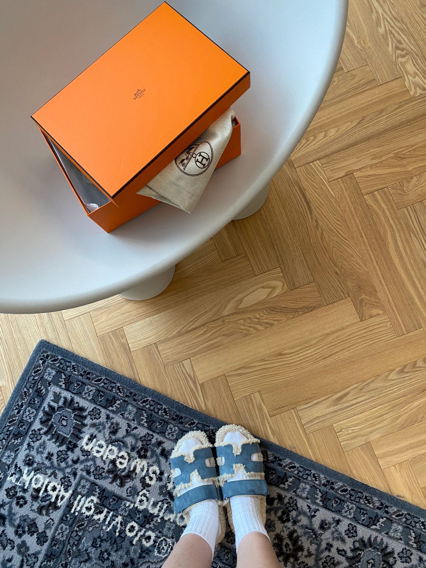 NO:545770,It's really amazing to wear socks~ a different sense of fashion~ handsome and fashionable~ a good girl, fur shoes, slippers, socks19860909上脚配袜子真的好绝～不一样的时髦感～帅气又洋气～乖乖少女无疑,毛毛鞋拖鞋,slippers,socks,Women's Shoes