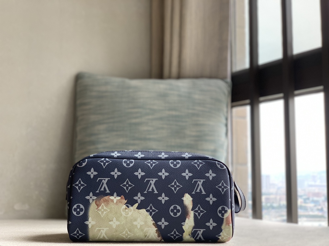 Louis Vuitton LV DOPP KIT Toilet Bag M44494 47528 Blue (Gunfire Rose) This Dopp Kit Toilet Bag is made of Monogram Eclipse canvas, bringing a res