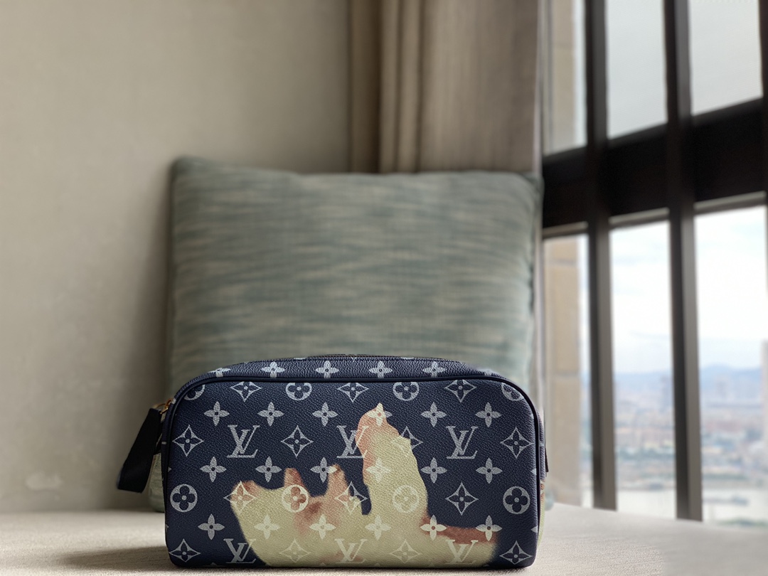 Louis Vuitton LV DOPP KIT Toilet Bag M44494 47528 Blue (Gunfire Rose) This Dopp Kit Toilet Bag is made of Monogram Eclipse canvas, bringing a res