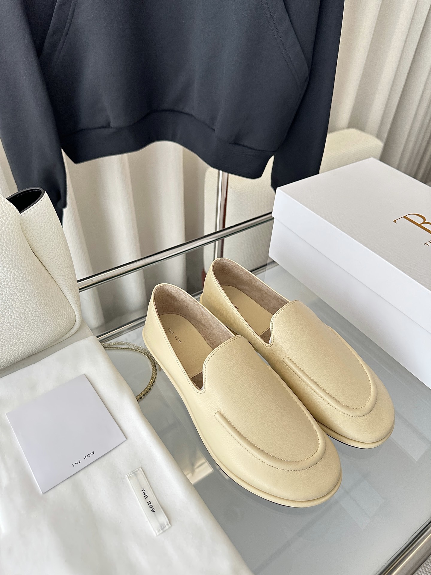 The Row Canal collection, agneau, bout rond, mocassins plats, achat original, niveau personnal shopping, agneau importé qualité A