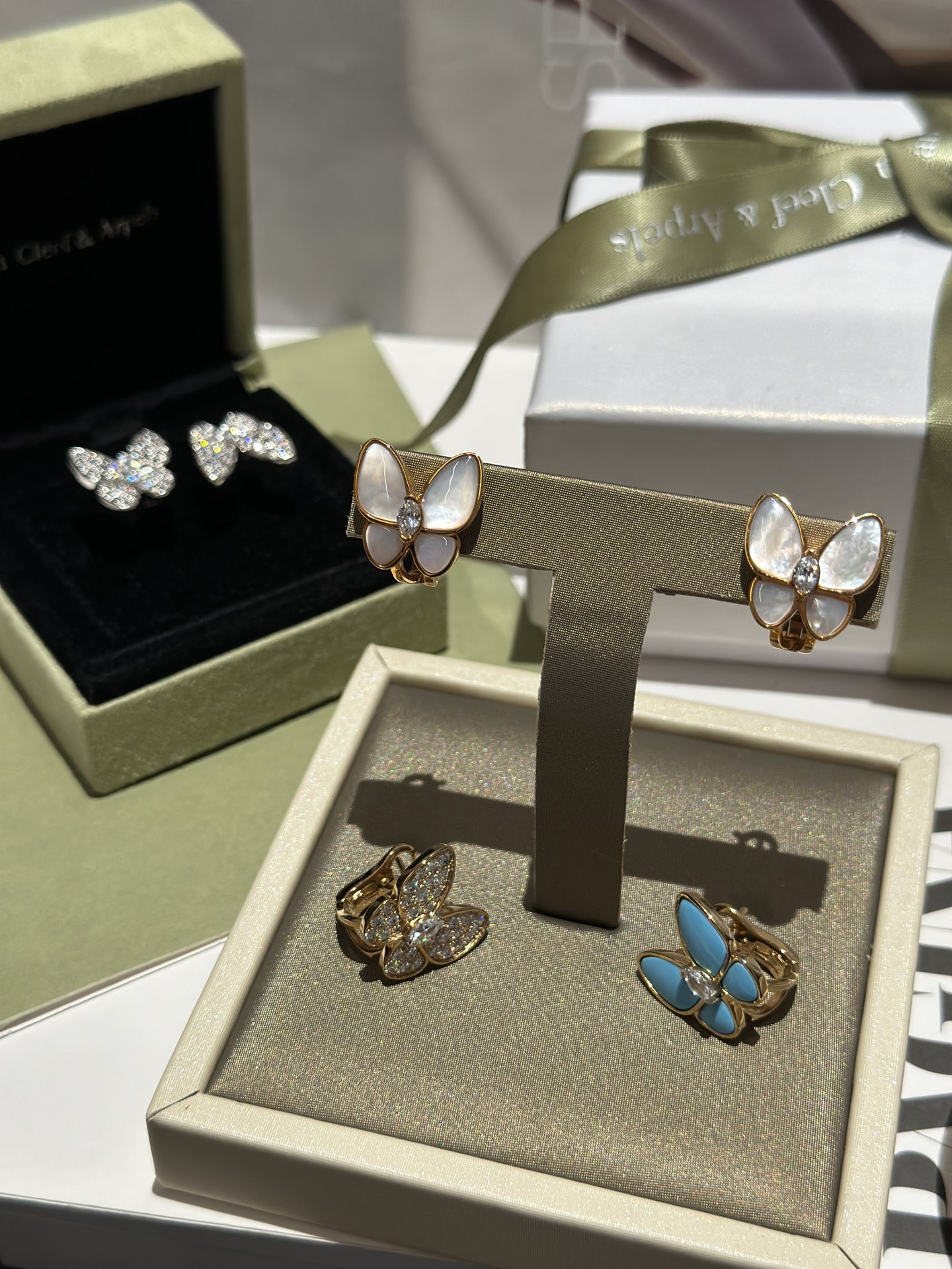 NO:631237,VCA butterfly ear clap ring, super high quality in stock, special price single piece 88240, ring, Cardia high-end jewelry19860909VCA蝴蝶耳拍戒指,超高品质现货,特惠单件88240,,ring,卡迪亚高端饰品,Jewelry