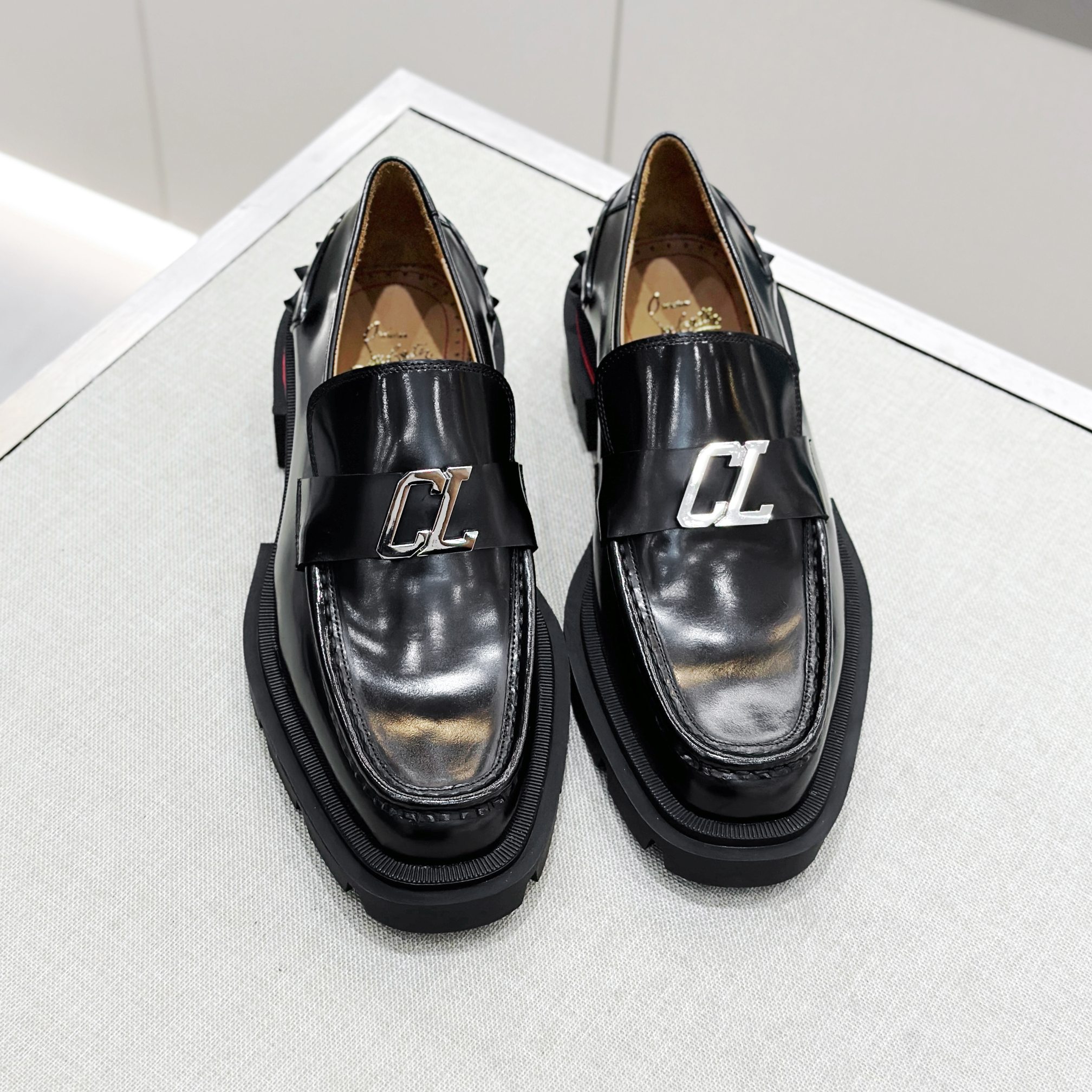 NO:697788,[CL^] Original quality - high-end boutique - has always been synonymous with magnificence and elegance, ranking at the top in the fashion palace. -Material - original imported cowhide, with original fastener design - imported cowhide for lining feet -Original private model customized outsole -Size 39-44 (38, 45, 46 customized are not returnable) -,,cowhide19860909【CL^】原单品质 -高端精品 -一直是华丽与高雅的代名词,在时尚殿堂,雄踞顶端. -材质-原版进口牛皮,搭配原版扣件设计 -内里垫脚进口牛皮 -原版私模定制大底 -Size 39-44（38,45,46订制不退换） -,,cowhide,Men's shoes