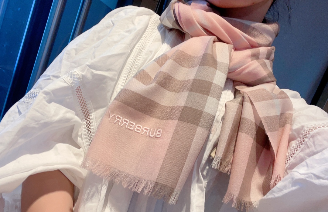 Burberry Scarf Cashmere Spring/Fall Collection