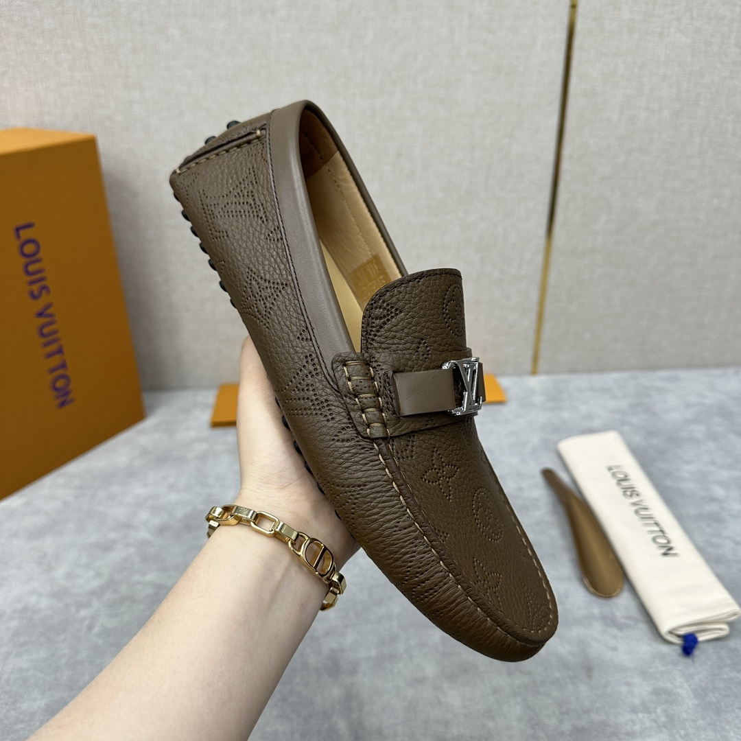 L家HOCKENHEIM莫卡辛鞋升级版经典豆豆鞋官方7,150作为路易最具标志性的设计之一一脚蹬乐福鞋此
