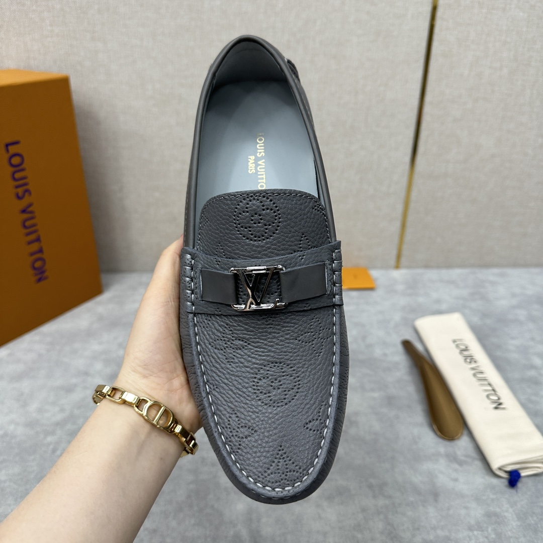 L家HOCKENHEIM莫卡辛鞋升级版经典豆豆鞋官方7,150作为路易最具标志性的设计之一一脚蹬乐福鞋此