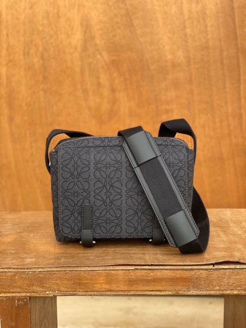 حقيبة ساعي البريد LOEWE للرجال بنمط الجاكار، تصميم أنيق وعصري 1 حقيبة ساعي البريد LOEWE للرجال بنمط الجاكار، تصميم أنيق وعصري