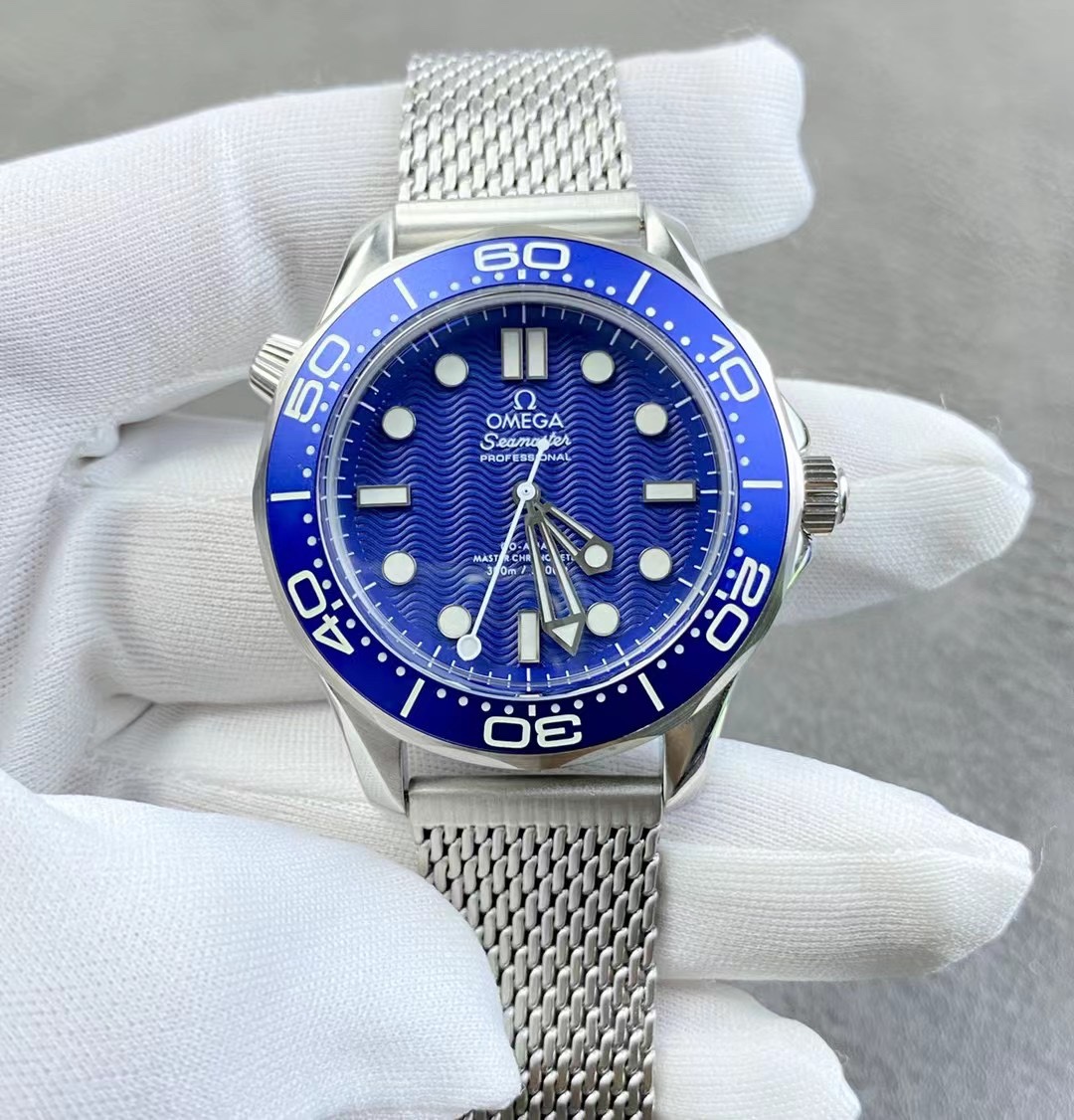 NO:617459,[ER's new masterpiece, ingenious heritage OMEGA 007-Seamaster Diver 300M] Exclusive customized version!  The only correct version on the market, the back cover glass gradient design, finely ground mesh belt, and the head grain are the same as the original!  Details are in place!  The watch case is made of 904 fine steel, which is polished and shiny, strong and wear-resistant, and not easy to oxidize. It will still look like new after being worn for a long time!  Hand-ground crystal sapphire pot cover glass, shiny and scratch-resistant, extraordinary glass coating!  Exclusively customized 8806 double T movement, its functions are consistent with the original version, and it has a super long 72 hours of kinetic energy!  More stable!  The exquisite blue dial is equipped with hollow rhodium-plated hour and minute hands, which contrasts with the aluminum 'lollipop' minute hand covered with white lacquer!  The color of the bezel and dial is matched, and the top ice blue luminous display!  ER boutique is on sale in limited edition, the same style as the James Bond star, welcome to taste it!  When you place an order, you will get a pair of original canvas straps for free!  ,,omega19860909【ER全新力作匠心传承OMEGA欧米茄007-Seamaster Diver 300M】独家定制版本！ 市场唯一对版版本,后盖玻璃渐变设计,精磨网带,头粒与原版一致！细节到位！ 表壳采用904精钢材质,抛光闪耀,坚固耐磨、不易氧化,长久佩戴依旧光采如新！ 手工精磨水晶蓝宝石锅盖玻璃,闪亮耐刮,非普通玻璃镀膜！ 独家定制8806双T机芯,功能与原版一致,超长72小时动能！更稳定！ 精美的蓝色表盘搭配镂空镀铑时针和分针,与覆以白色漆面的铝质“棒棒糖”分针形成属目对比！表圈、表盘颜色对版,顶级冰蓝夜光显示！ ER精品限量发售,詹姆斯邦德明星同款,欢迎品鉴！下单即送原版帆布表带一副！,,omega,Watch