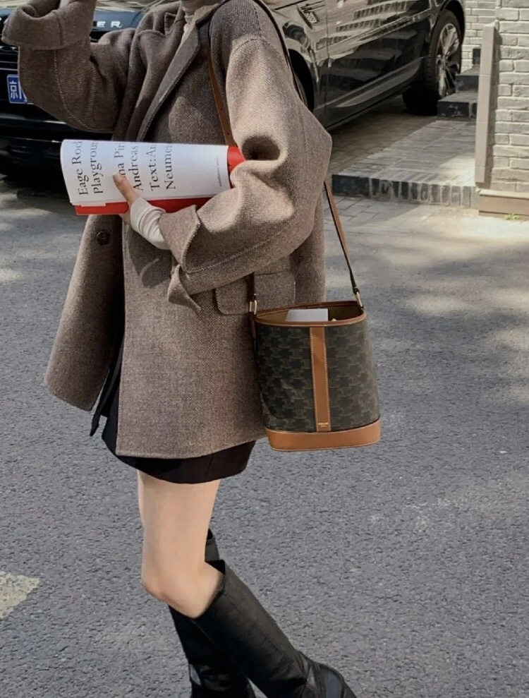 Celine bucket bag is versatile for commuting, so its no problem to buy it with your eyes closed ~