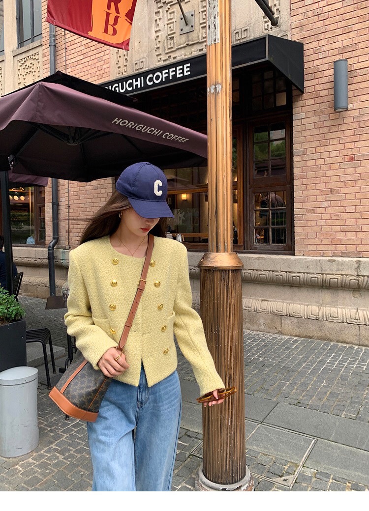 Celine Out of stock king, its really easy to carry. It beats many other bags in terms of capacity and appearance. The most important thing is tha