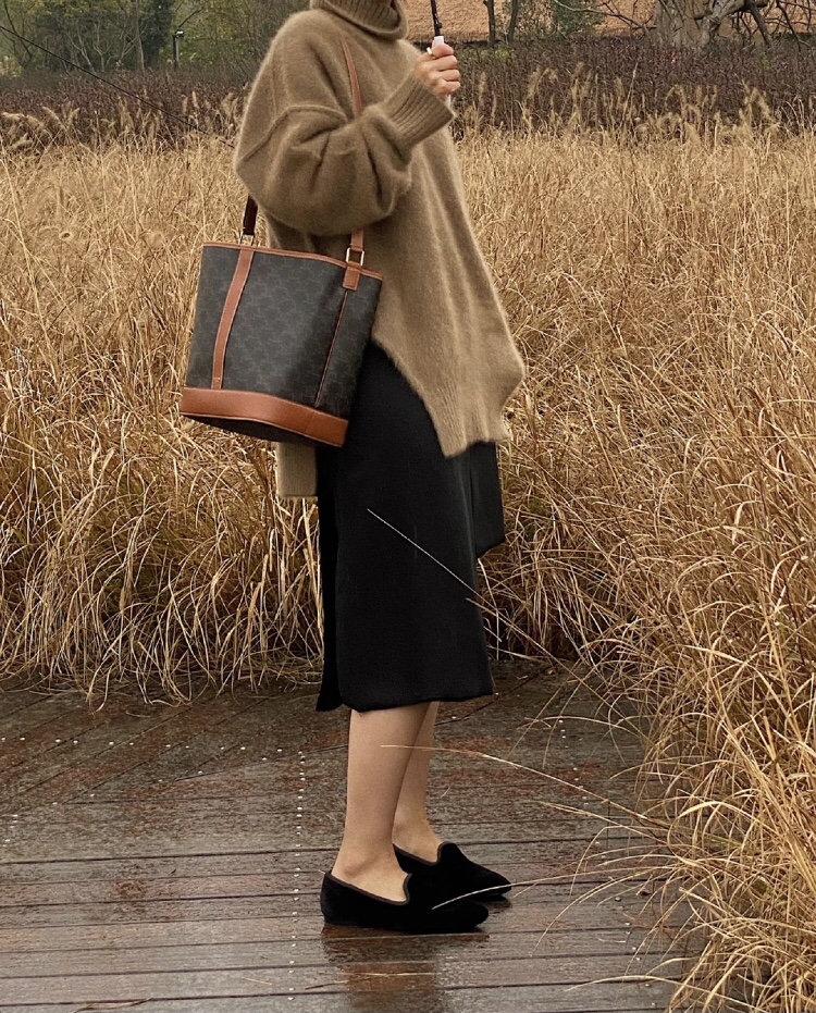 Celine Medium upper body picture: Medium is larger than life. It is recommended to have a high back. It has a modern retro style and is casual an