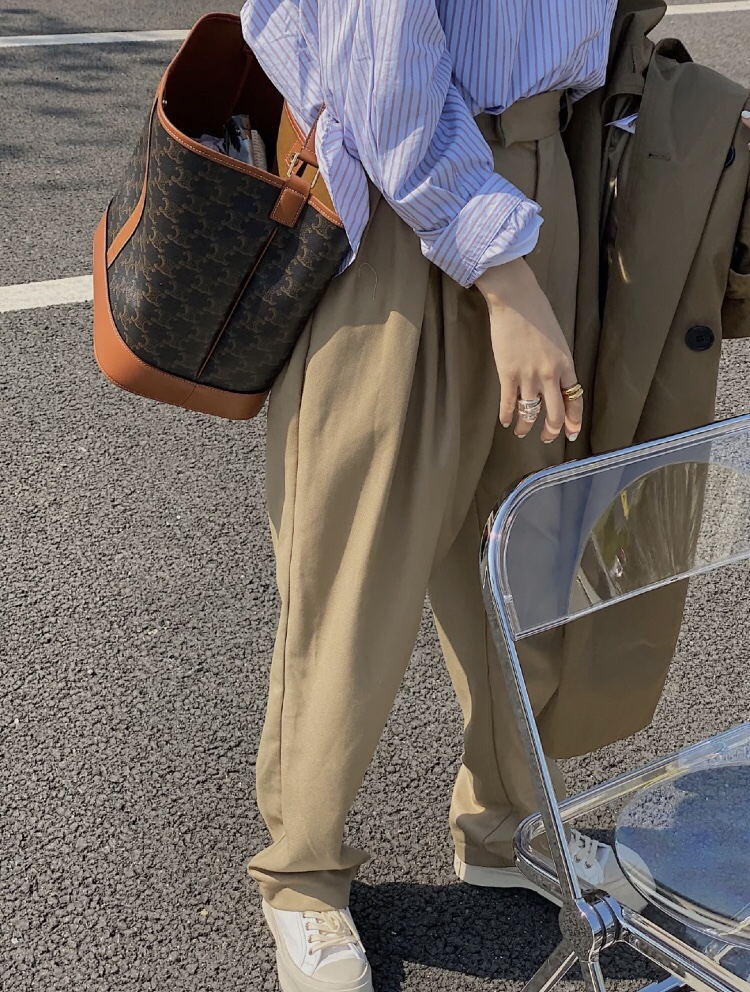 Celine Medium upper body picture: Medium is larger than life. It is recommended to have a high back. It has a modern retro style and is casual an
