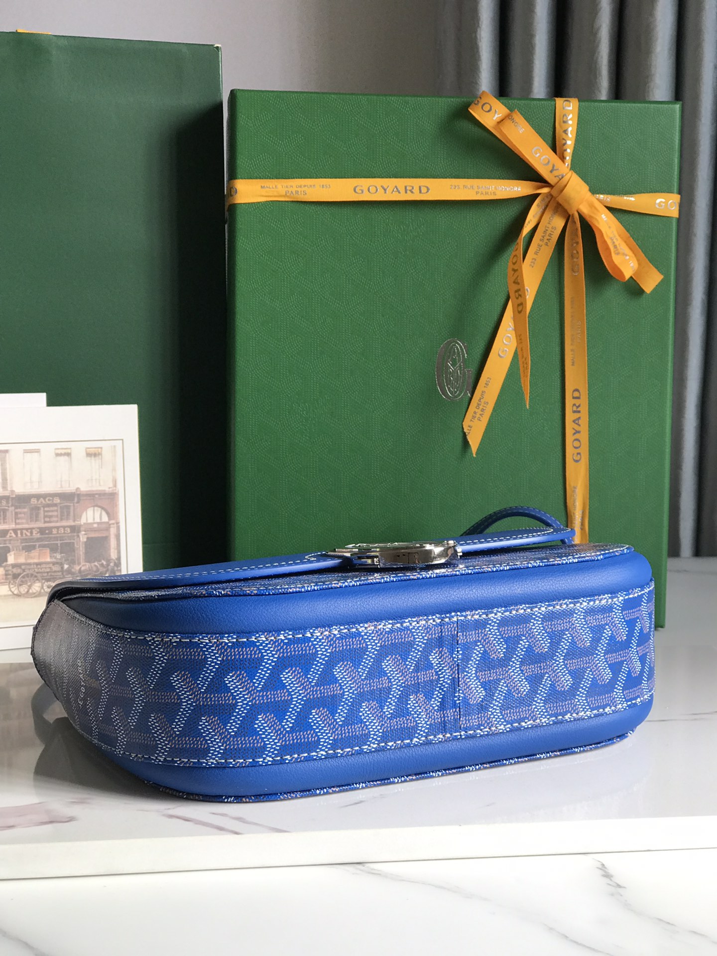 p950。💝GOYARD 233 lll 既保留了经典版的标志性元素,如醒目的金属logo扣、整面的皮革翻盖和独特的曲线外形,同时赋予这款包袋更轻盈的流线设计以及更摩登的当代风格,可调节皮质肩带能巧妙地在优雅肩背和时尚斜挎之间自由切换🔄 复古优雅与流行甜酷的碰撞💥 此系列233命名来自巴黎百年老店地址门牌号,乃goyard的经典著作!
由全套全钢五金手工打造🔨Goyardine帆布拼接里外对版头层小牛皮🐂
配备:原版包装🎁丝带🎀logo贴标🏷黄色雪梨纸
尺寸Size:25*17*8cm
🔎020213