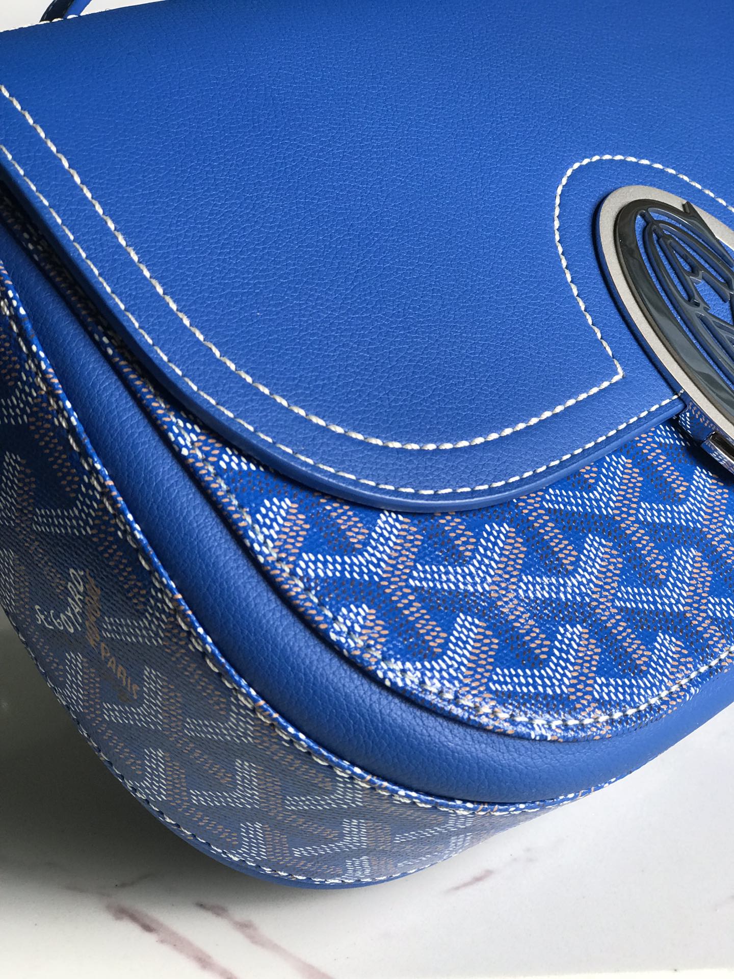 p950。💝GOYARD 233 lll 既保留了经典版的标志性元素,如醒目的金属logo扣、整面的皮革翻盖和独特的曲线外形,同时赋予这款包袋更轻盈的流线设计以及更摩登的当代风格,可调节皮质肩带能巧妙地在优雅肩背和时尚斜挎之间自由切换🔄 复古优雅与流行甜酷的碰撞💥 此系列233命名来自巴黎百年老店地址门牌号,乃goyard的经典著作!
由全套全钢五金手工打造🔨Goyardine帆布拼接里外对版头层小牛皮🐂
配备:原版包装🎁丝带🎀logo贴标🏷黄色雪梨纸
尺寸Size:25*17*8cm
🔎020213