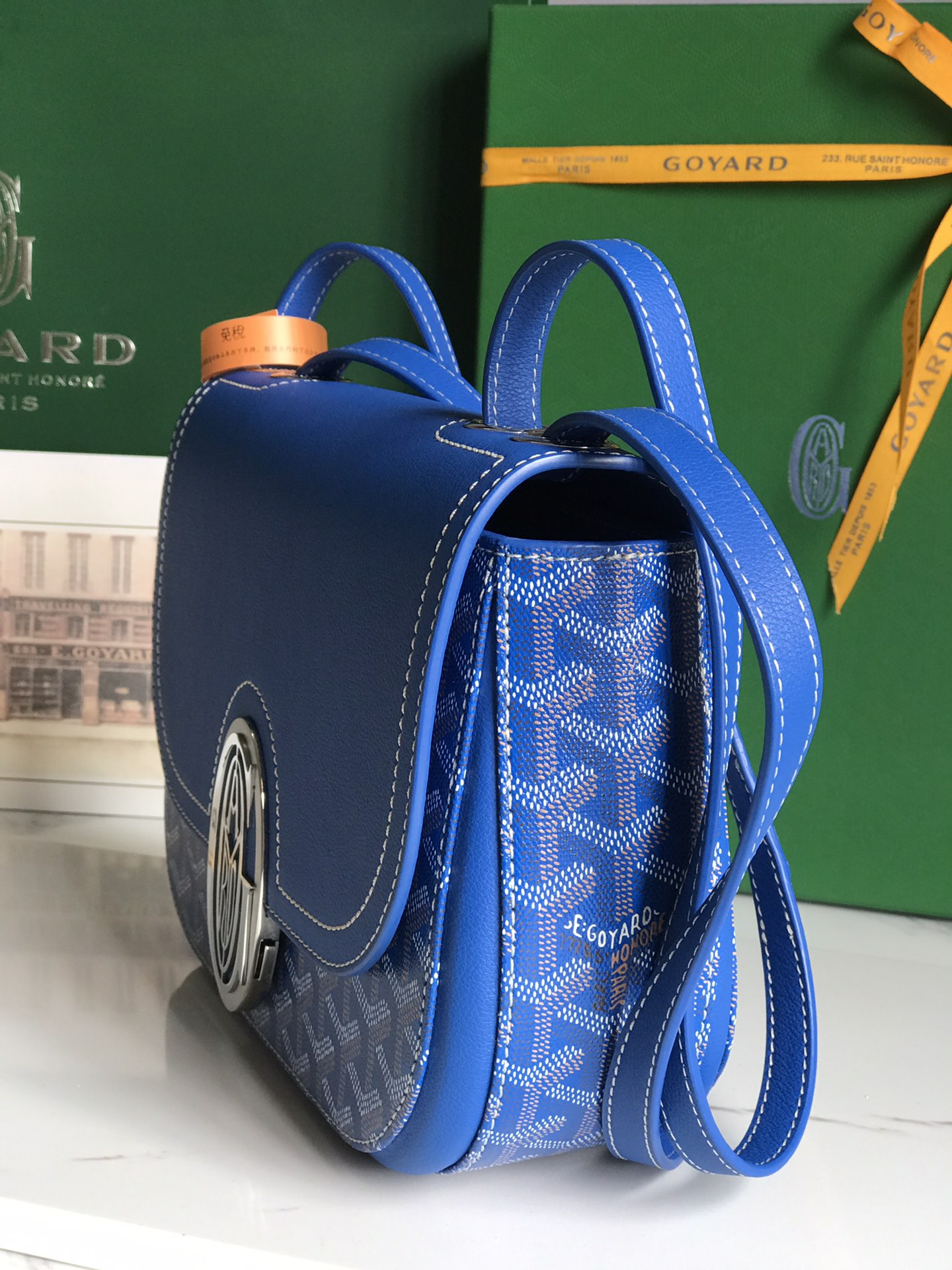 p950。💝GOYARD 233 lll 既保留了经典版的标志性元素,如醒目的金属logo扣、整面的皮革翻盖和独特的曲线外形,同时赋予这款包袋更轻盈的流线设计以及更摩登的当代风格,可调节皮质肩带能巧妙地在优雅肩背和时尚斜挎之间自由切换🔄 复古优雅与流行甜酷的碰撞💥 此系列233命名来自巴黎百年老店地址门牌号,乃goyard的经典著作!
由全套全钢五金手工打造🔨Goyardine帆布拼接里外对版头层小牛皮🐂
配备:原版包装🎁丝带🎀logo贴标🏷黄色雪梨纸
尺寸Size:25*17*8cm
🔎020213