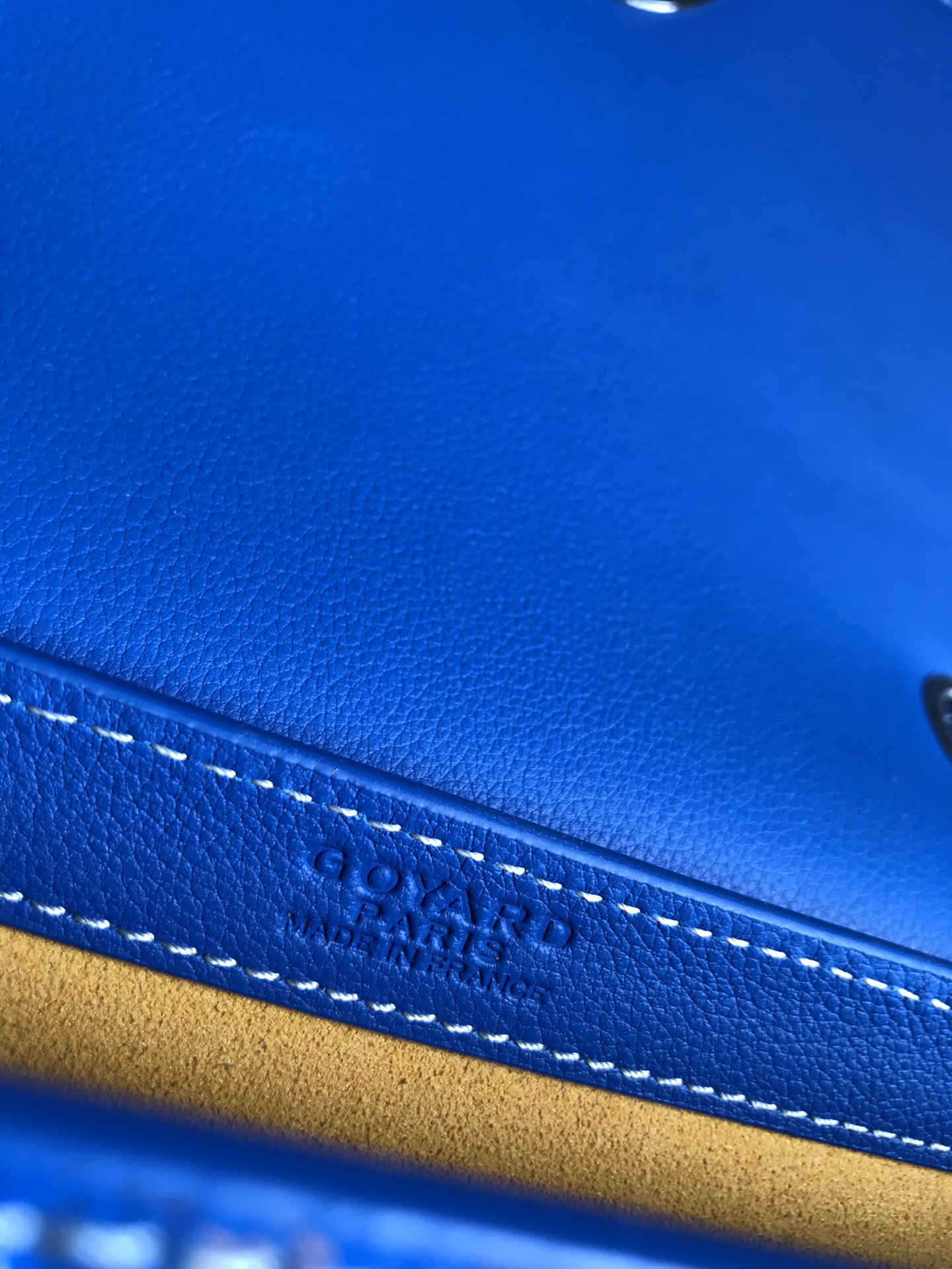p950。💝GOYARD 233 lll 既保留了经典版的标志性元素,如醒目的金属logo扣、整面的皮革翻盖和独特的曲线外形,同时赋予这款包袋更轻盈的流线设计以及更摩登的当代风格,可调节皮质肩带能巧妙地在优雅肩背和时尚斜挎之间自由切换🔄 复古优雅与流行甜酷的碰撞💥 此系列233命名来自巴黎百年老店地址门牌号,乃goyard的经典著作!
由全套全钢五金手工打造🔨Goyardine帆布拼接里外对版头层小牛皮🐂
配备:原版包装🎁丝带🎀logo贴标🏷黄色雪梨纸
尺寸Size:25*17*8cm
🔎020213