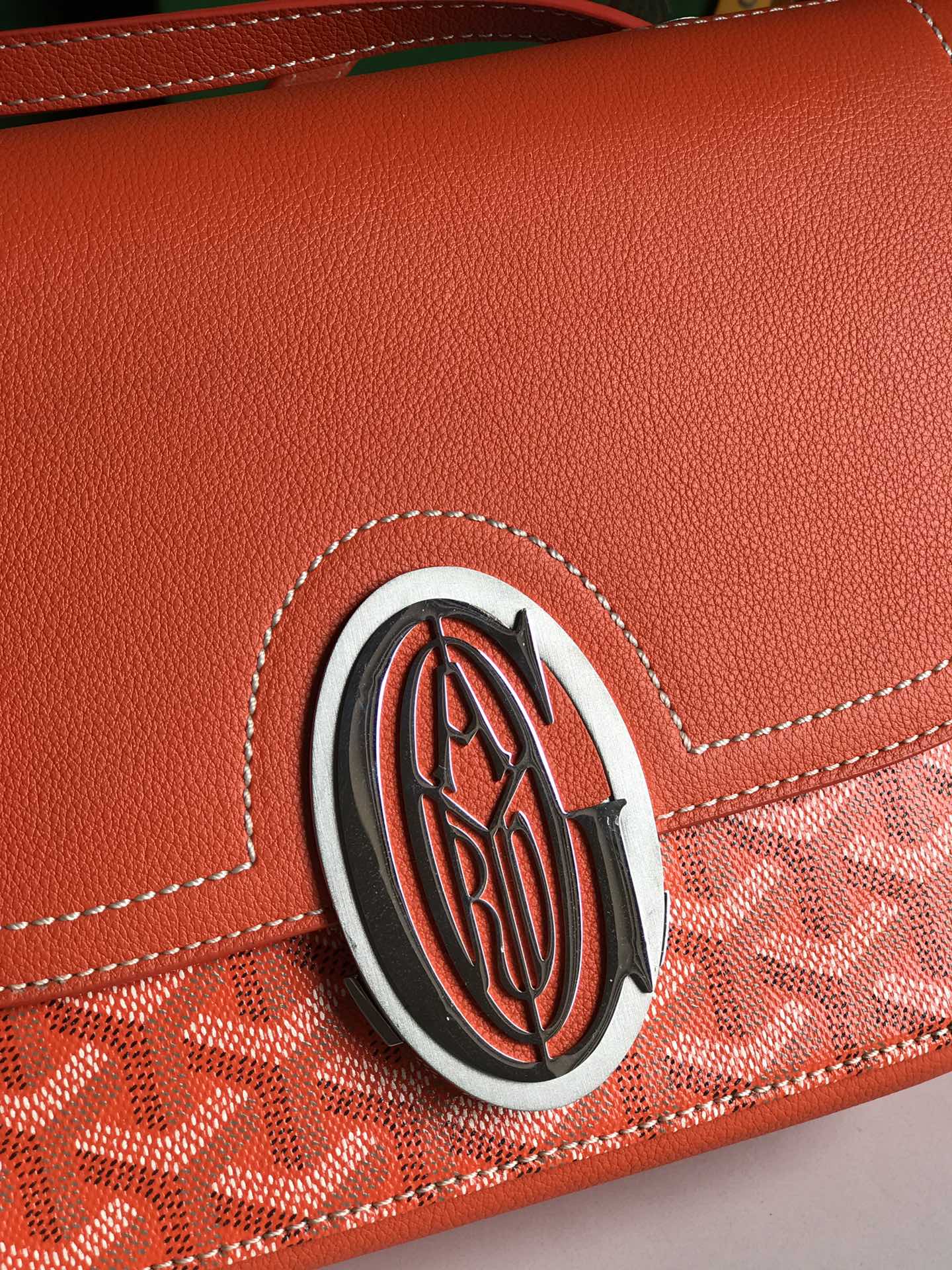 850💝GOYARD 233 lll 既保留了经典版的标志性元素,如醒目的金属logo扣、整面的皮革翻盖和独特的曲线外形,同时赋予这款包袋更轻盈的流线设计以及更摩登的当代风格,可调节皮质肩带能巧妙地在优雅肩背和时尚斜挎之间自由切换🔄 复古优雅与流行甜酷的碰撞💥 此系列233命名来自巴黎百年老店地址门牌号,乃goyard的经典著作!
由全套全钢五金手工打造🔨Goyardine帆布拼接里外对版头层小牛皮🐂
配备:原版包装🎁丝带🎀logo贴标🏷黄色雪梨纸
尺寸Size:25*17*8cm
🔎020213