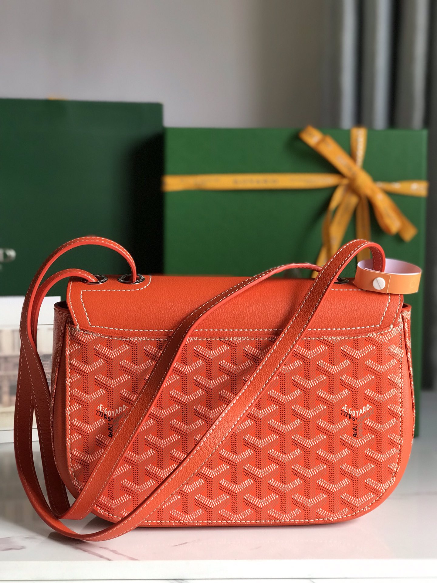 850💝GOYARD 233 lll 既保留了经典版的标志性元素,如醒目的金属logo扣、整面的皮革翻盖和独特的曲线外形,同时赋予这款包袋更轻盈的流线设计以及更摩登的当代风格,可调节皮质肩带能巧妙地在优雅肩背和时尚斜挎之间自由切换🔄 复古优雅与流行甜酷的碰撞💥 此系列233命名来自巴黎百年老店地址门牌号,乃goyard的经典著作!
由全套全钢五金手工打造🔨Goyardine帆布拼接里外对版头层小牛皮🐂
配备:原版包装🎁丝带🎀logo贴标🏷黄色雪梨纸
尺寸Size:25*17*8cm
🔎020213