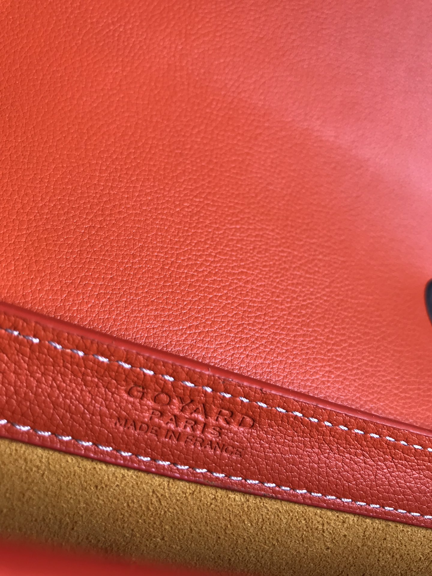 850💝GOYARD 233 lll 既保留了经典版的标志性元素,如醒目的金属logo扣、整面的皮革翻盖和独特的曲线外形,同时赋予这款包袋更轻盈的流线设计以及更摩登的当代风格,可调节皮质肩带能巧妙地在优雅肩背和时尚斜挎之间自由切换🔄 复古优雅与流行甜酷的碰撞💥 此系列233命名来自巴黎百年老店地址门牌号,乃goyard的经典著作!
由全套全钢五金手工打造🔨Goyardine帆布拼接里外对版头层小牛皮🐂
配备:原版包装🎁丝带🎀logo贴标🏷黄色雪梨纸
尺寸Size:25*17*8cm
🔎020213