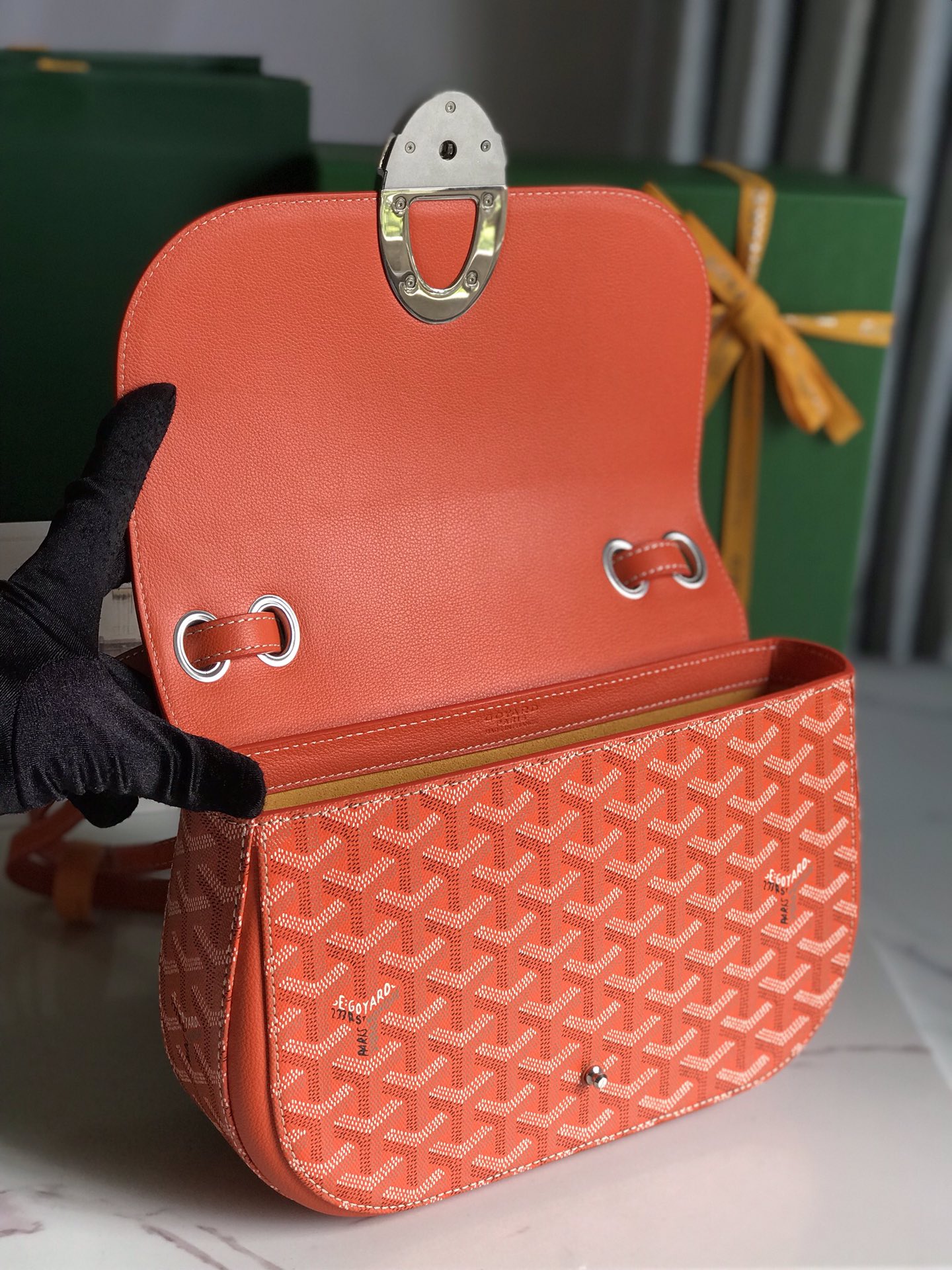 850💝GOYARD 233 lll 既保留了经典版的标志性元素,如醒目的金属logo扣、整面的皮革翻盖和独特的曲线外形,同时赋予这款包袋更轻盈的流线设计以及更摩登的当代风格,可调节皮质肩带能巧妙地在优雅肩背和时尚斜挎之间自由切换🔄 复古优雅与流行甜酷的碰撞💥 此系列233命名来自巴黎百年老店地址门牌号,乃goyard的经典著作!
由全套全钢五金手工打造🔨Goyardine帆布拼接里外对版头层小牛皮🐂
配备:原版包装🎁丝带🎀logo贴标🏷黄色雪梨纸
尺寸Size:25*17*8cm
🔎020213