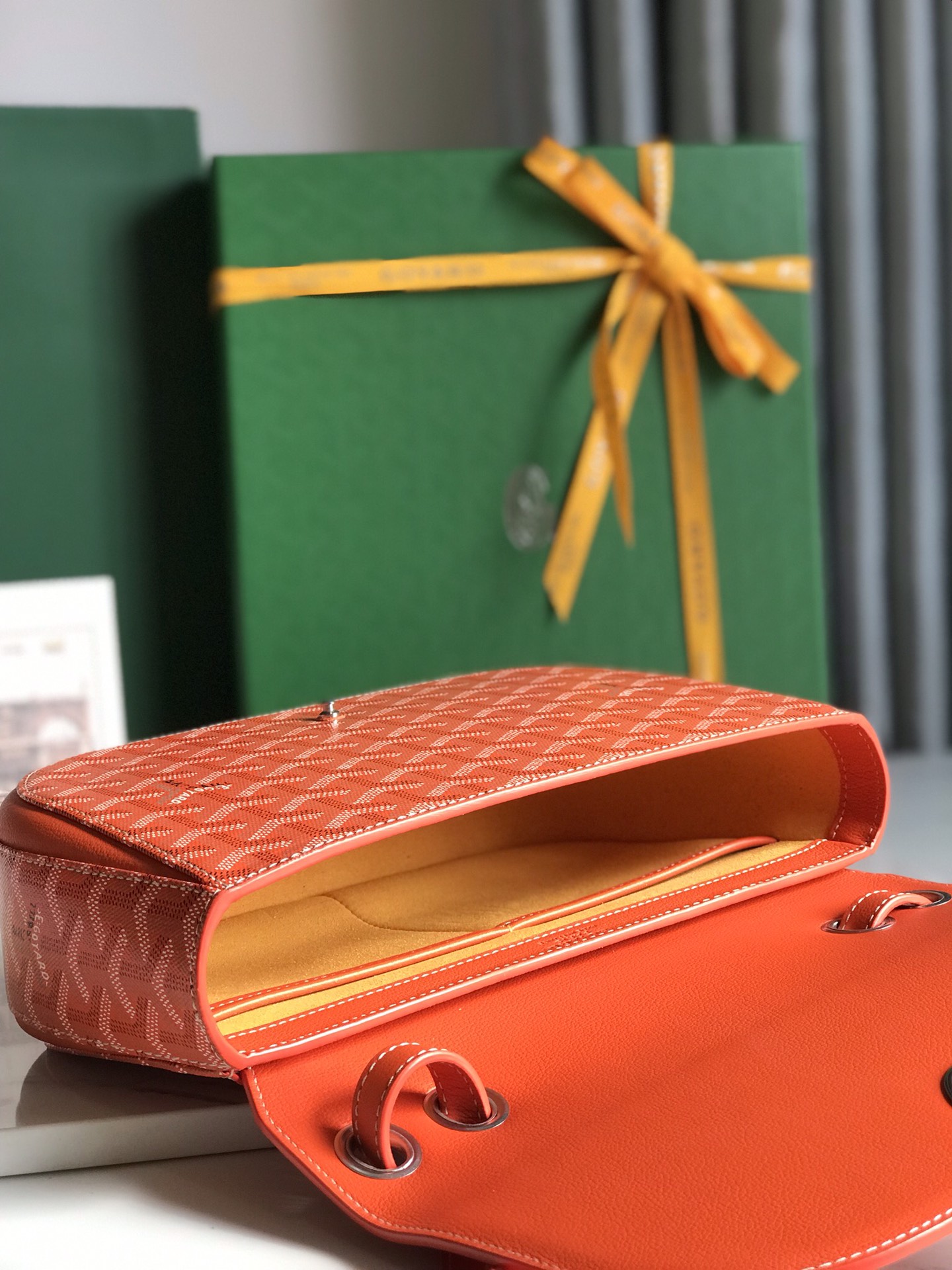 850💝GOYARD 233 lll 既保留了经典版的标志性元素,如醒目的金属logo扣、整面的皮革翻盖和独特的曲线外形,同时赋予这款包袋更轻盈的流线设计以及更摩登的当代风格,可调节皮质肩带能巧妙地在优雅肩背和时尚斜挎之间自由切换🔄 复古优雅与流行甜酷的碰撞💥 此系列233命名来自巴黎百年老店地址门牌号,乃goyard的经典著作!
由全套全钢五金手工打造🔨Goyardine帆布拼接里外对版头层小牛皮🐂
配备:原版包装🎁丝带🎀logo贴标🏷黄色雪梨纸
尺寸Size:25*17*8cm
🔎020213