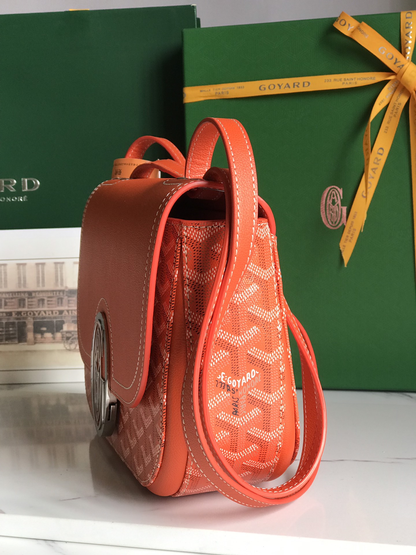 850💝GOYARD 233 lll 既保留了经典版的标志性元素,如醒目的金属logo扣、整面的皮革翻盖和独特的曲线外形,同时赋予这款包袋更轻盈的流线设计以及更摩登的当代风格,可调节皮质肩带能巧妙地在优雅肩背和时尚斜挎之间自由切换🔄 复古优雅与流行甜酷的碰撞💥 此系列233命名来自巴黎百年老店地址门牌号,乃goyard的经典著作!
由全套全钢五金手工打造🔨Goyardine帆布拼接里外对版头层小牛皮🐂
配备:原版包装🎁丝带🎀logo贴标🏷黄色雪梨纸
尺寸Size:25*17*8cm
🔎020213