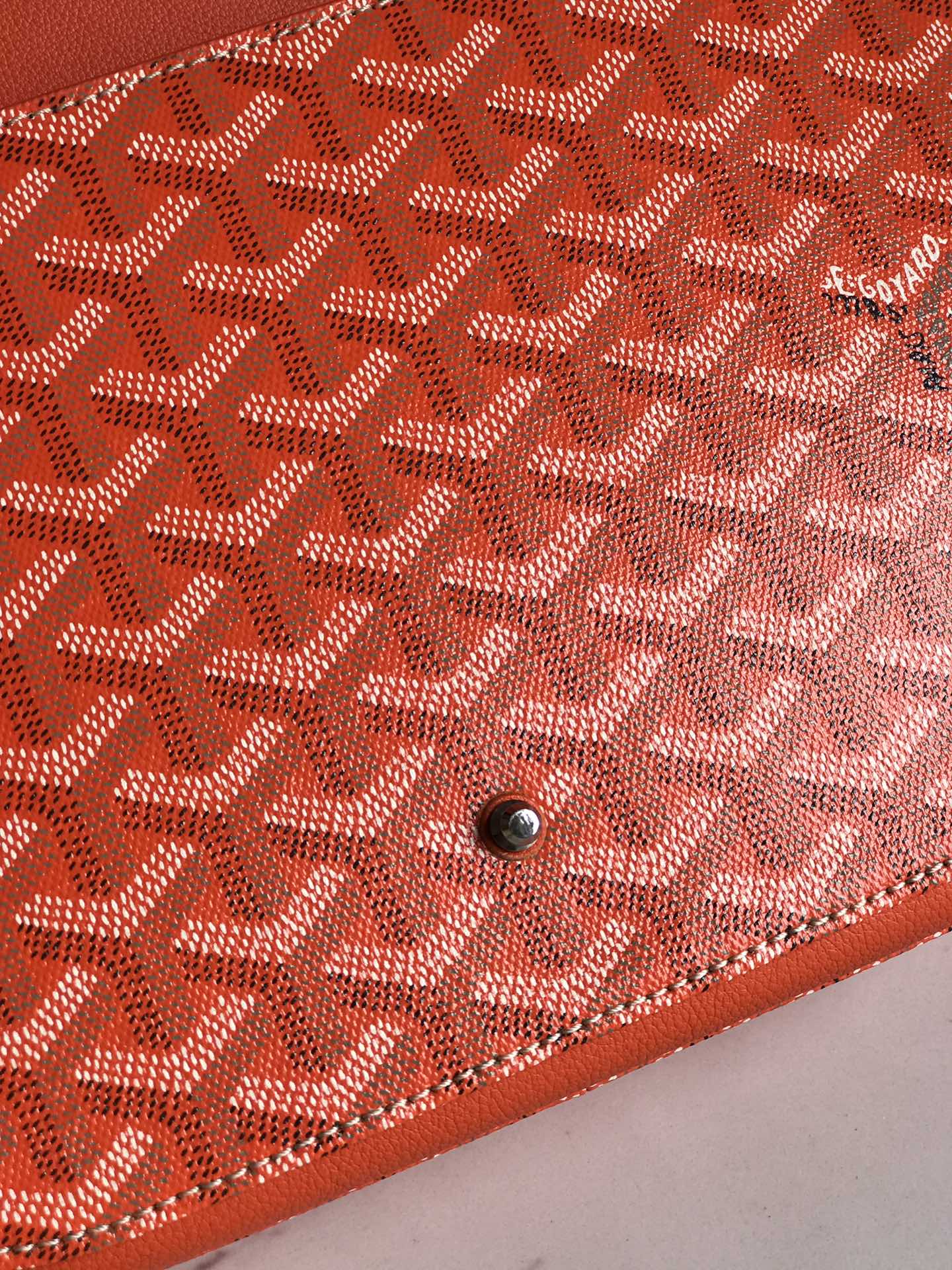850💝GOYARD 233 lll 既保留了经典版的标志性元素,如醒目的金属logo扣、整面的皮革翻盖和独特的曲线外形,同时赋予这款包袋更轻盈的流线设计以及更摩登的当代风格,可调节皮质肩带能巧妙地在优雅肩背和时尚斜挎之间自由切换🔄 复古优雅与流行甜酷的碰撞💥 此系列233命名来自巴黎百年老店地址门牌号,乃goyard的经典著作!
由全套全钢五金手工打造🔨Goyardine帆布拼接里外对版头层小牛皮🐂
配备:原版包装🎁丝带🎀logo贴标🏷黄色雪梨纸
尺寸Size:25*17*8cm
🔎020213