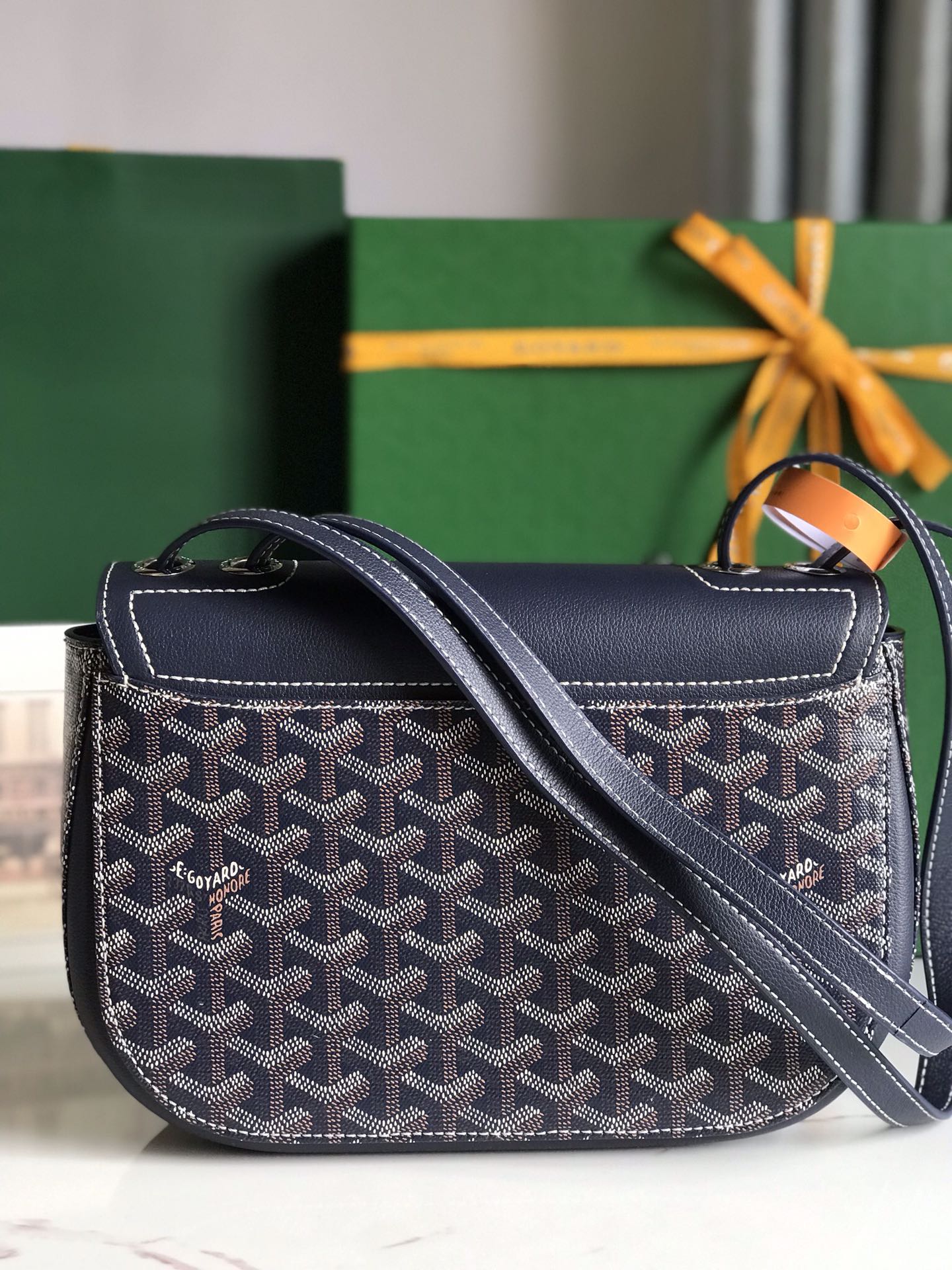 p950。💝GOYARD 233 lll 既保留了经典版的标志性元素,如醒目的金属logo扣、整面的皮革翻盖和独特的曲线外形,同时赋予这款包袋更轻盈的流线设计以及更摩登的当代风格,可调节皮质肩带能巧妙地在优雅肩背和时尚斜挎之间自由切换🔄 复古优雅与流行甜酷的碰撞💥 此系列233命名来自巴黎百年老店地址门牌号,乃goyard的经典著作!
由全套全钢五金手工打造🔨Goyardine帆布拼接里外对版头层小牛皮🐂
配备:原版包装🎁丝带🎀logo贴标🏷黄色雪梨纸
尺寸Size:25*17*8cm
🔎020213