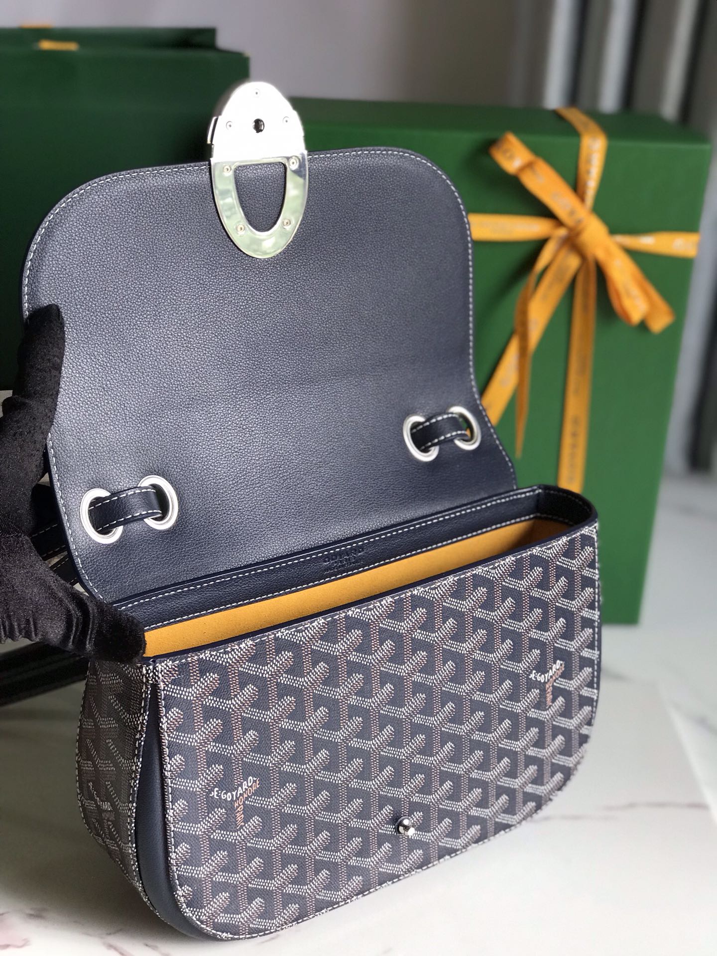 p950。💝GOYARD 233 lll 既保留了经典版的标志性元素,如醒目的金属logo扣、整面的皮革翻盖和独特的曲线外形,同时赋予这款包袋更轻盈的流线设计以及更摩登的当代风格,可调节皮质肩带能巧妙地在优雅肩背和时尚斜挎之间自由切换🔄 复古优雅与流行甜酷的碰撞💥 此系列233命名来自巴黎百年老店地址门牌号,乃goyard的经典著作!
由全套全钢五金手工打造🔨Goyardine帆布拼接里外对版头层小牛皮🐂
配备:原版包装🎁丝带🎀logo贴标🏷黄色雪梨纸
尺寸Size:25*17*8cm
🔎020213