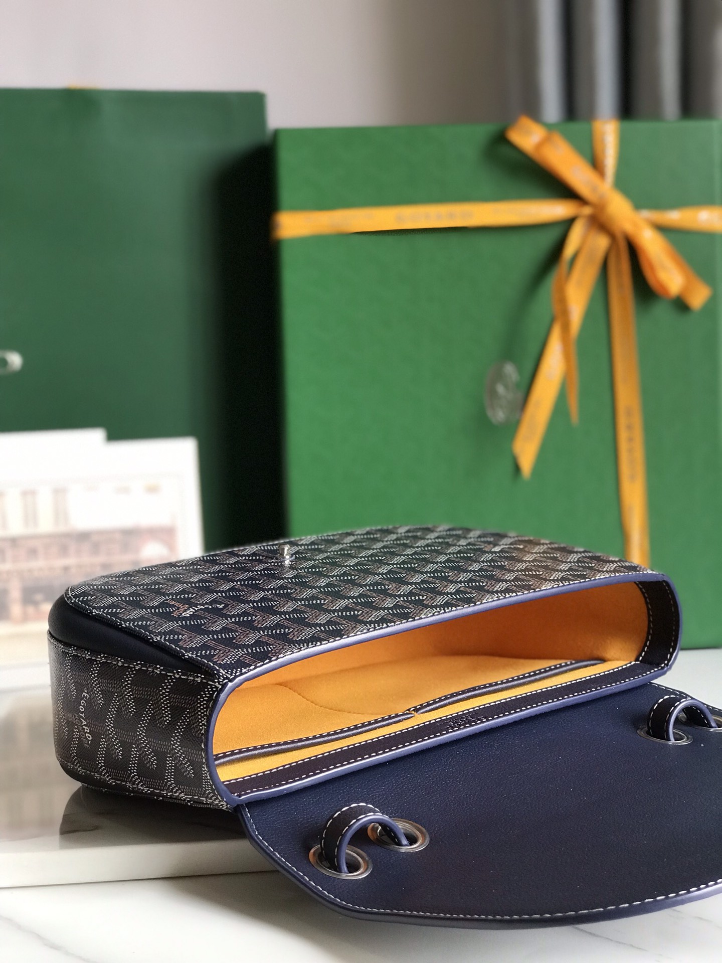 p950。💝GOYARD 233 lll 既保留了经典版的标志性元素,如醒目的金属logo扣、整面的皮革翻盖和独特的曲线外形,同时赋予这款包袋更轻盈的流线设计以及更摩登的当代风格,可调节皮质肩带能巧妙地在优雅肩背和时尚斜挎之间自由切换🔄 复古优雅与流行甜酷的碰撞💥 此系列233命名来自巴黎百年老店地址门牌号,乃goyard的经典著作!
由全套全钢五金手工打造🔨Goyardine帆布拼接里外对版头层小牛皮🐂
配备:原版包装🎁丝带🎀logo贴标🏷黄色雪梨纸
尺寸Size:25*17*8cm
🔎020213