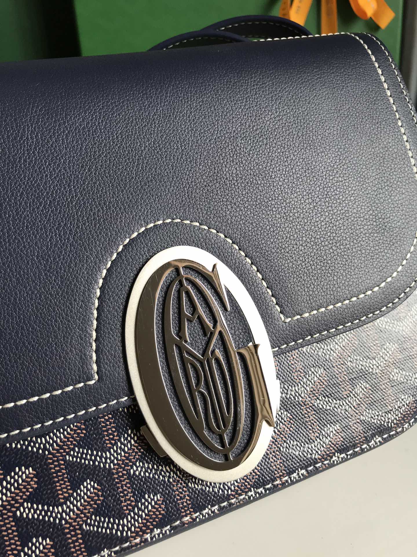 p950。💝GOYARD 233 lll 既保留了经典版的标志性元素,如醒目的金属logo扣、整面的皮革翻盖和独特的曲线外形,同时赋予这款包袋更轻盈的流线设计以及更摩登的当代风格,可调节皮质肩带能巧妙地在优雅肩背和时尚斜挎之间自由切换🔄 复古优雅与流行甜酷的碰撞💥 此系列233命名来自巴黎百年老店地址门牌号,乃goyard的经典著作!
由全套全钢五金手工打造🔨Goyardine帆布拼接里外对版头层小牛皮🐂
配备:原版包装🎁丝带🎀logo贴标🏷黄色雪梨纸
尺寸Size:25*17*8cm
🔎020213