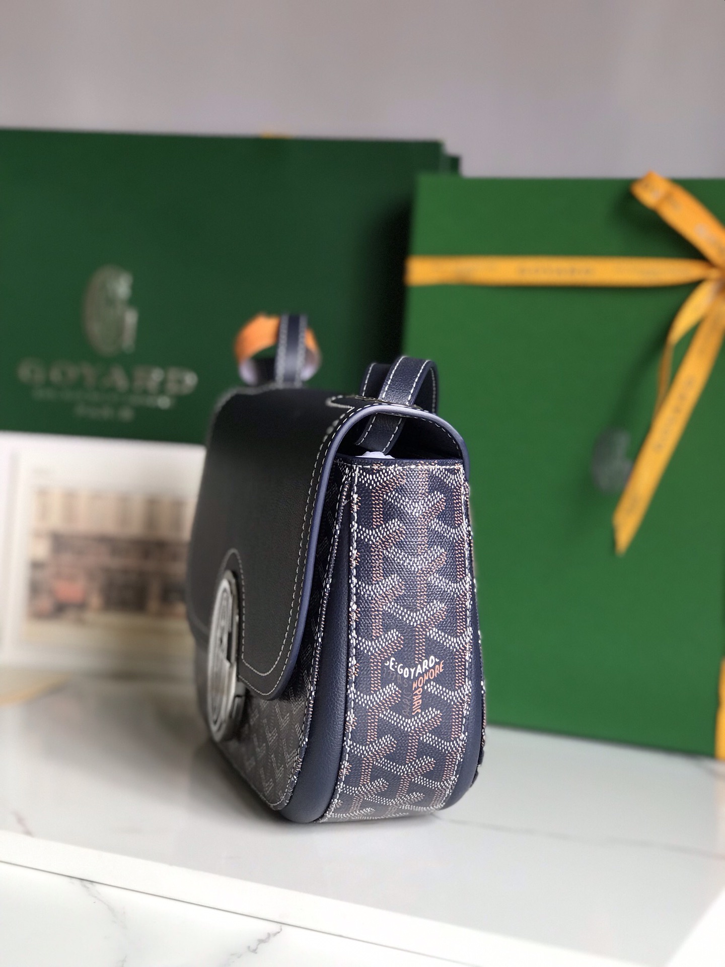 p950。💝GOYARD 233 lll 既保留了经典版的标志性元素,如醒目的金属logo扣、整面的皮革翻盖和独特的曲线外形,同时赋予这款包袋更轻盈的流线设计以及更摩登的当代风格,可调节皮质肩带能巧妙地在优雅肩背和时尚斜挎之间自由切换🔄 复古优雅与流行甜酷的碰撞💥 此系列233命名来自巴黎百年老店地址门牌号,乃goyard的经典著作!
由全套全钢五金手工打造🔨Goyardine帆布拼接里外对版头层小牛皮🐂
配备:原版包装🎁丝带🎀logo贴标🏷黄色雪梨纸
尺寸Size:25*17*8cm
🔎020213