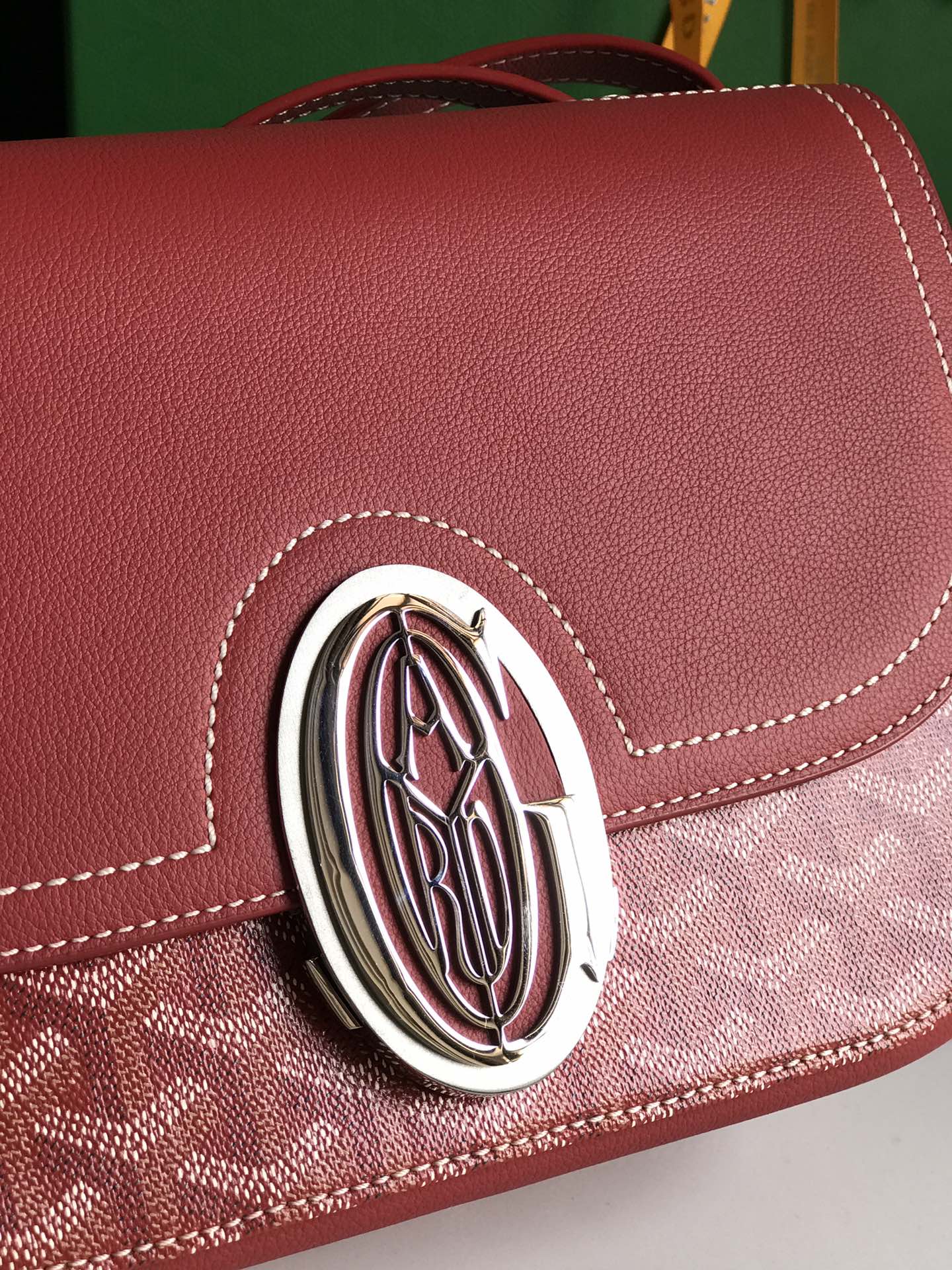 p950。💝GOYARD 233 lll 既保留了经典版的标志性元素,如醒目的金属logo扣、整面的皮革翻盖和独特的曲线外形,同时赋予这款包袋更轻盈的流线设计以及更摩登的当代风格,可调节皮质肩带能巧妙地在优雅肩背和时尚斜挎之间自由切换🔄 复古优雅与流行甜酷的碰撞💥 此系列233命名来自巴黎百年老店地址门牌号,乃goyard的经典著作!
由全套全钢五金手工打造🔨Goyardine帆布拼接里外对版头层小牛皮🐂
配备:原版包装🎁丝带🎀logo贴标🏷黄色雪梨纸
尺寸Size:25*17*8cm
🔎020213