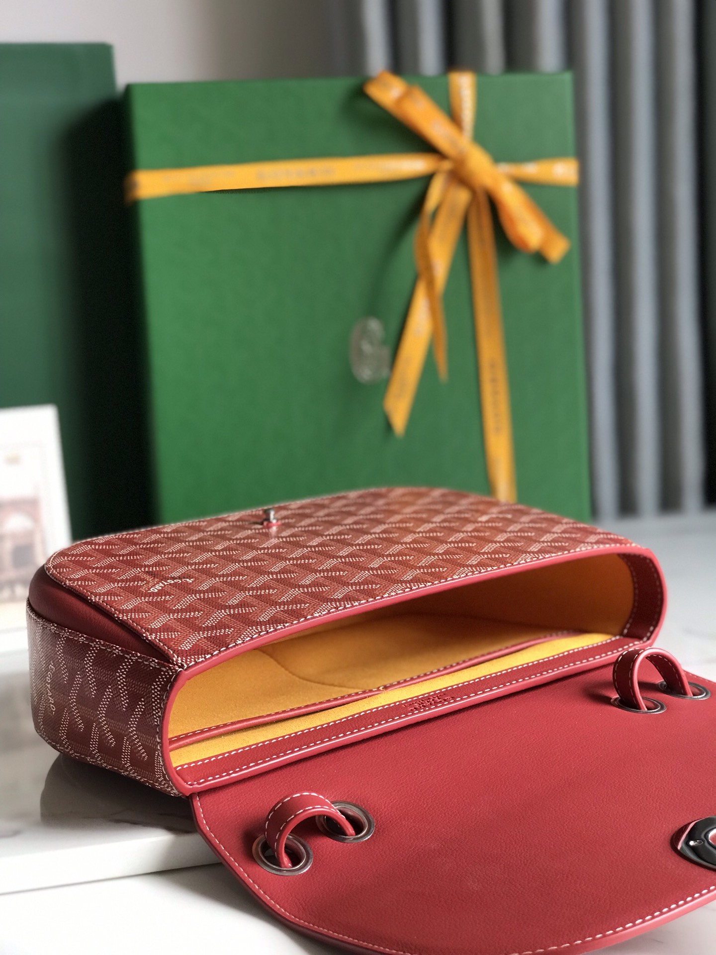 p950。💝GOYARD 233 lll 既保留了经典版的标志性元素,如醒目的金属logo扣、整面的皮革翻盖和独特的曲线外形,同时赋予这款包袋更轻盈的流线设计以及更摩登的当代风格,可调节皮质肩带能巧妙地在优雅肩背和时尚斜挎之间自由切换🔄 复古优雅与流行甜酷的碰撞💥 此系列233命名来自巴黎百年老店地址门牌号,乃goyard的经典著作!
由全套全钢五金手工打造🔨Goyardine帆布拼接里外对版头层小牛皮🐂
配备:原版包装🎁丝带🎀logo贴标🏷黄色雪梨纸
尺寸Size:25*17*8cm
🔎020213
