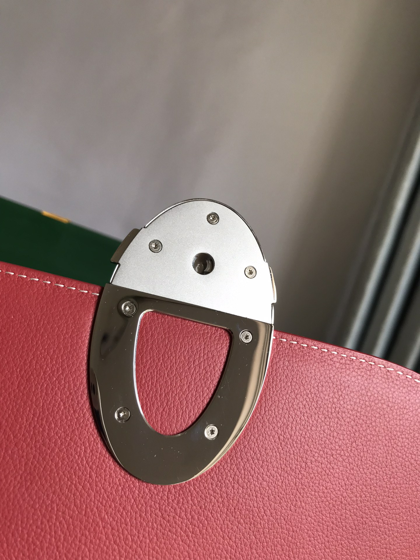 p950。💝GOYARD 233 lll 既保留了经典版的标志性元素,如醒目的金属logo扣、整面的皮革翻盖和独特的曲线外形,同时赋予这款包袋更轻盈的流线设计以及更摩登的当代风格,可调节皮质肩带能巧妙地在优雅肩背和时尚斜挎之间自由切换🔄 复古优雅与流行甜酷的碰撞💥 此系列233命名来自巴黎百年老店地址门牌号,乃goyard的经典著作!
由全套全钢五金手工打造🔨Goyardine帆布拼接里外对版头层小牛皮🐂
配备:原版包装🎁丝带🎀logo贴标🏷黄色雪梨纸
尺寸Size:25*17*8cm
🔎020213