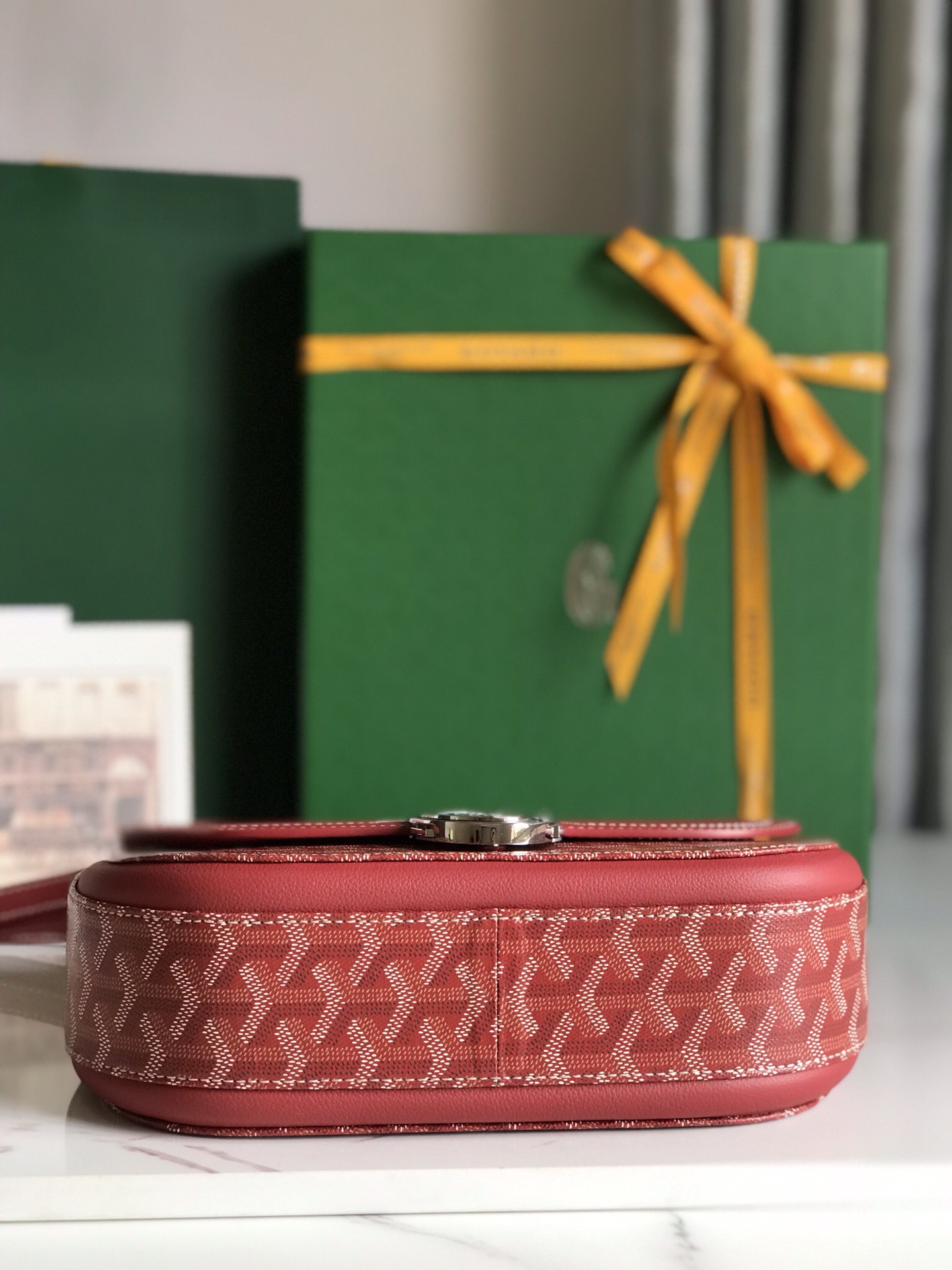 p950。💝GOYARD 233 lll 既保留了经典版的标志性元素,如醒目的金属logo扣、整面的皮革翻盖和独特的曲线外形,同时赋予这款包袋更轻盈的流线设计以及更摩登的当代风格,可调节皮质肩带能巧妙地在优雅肩背和时尚斜挎之间自由切换🔄 复古优雅与流行甜酷的碰撞💥 此系列233命名来自巴黎百年老店地址门牌号,乃goyard的经典著作!
由全套全钢五金手工打造🔨Goyardine帆布拼接里外对版头层小牛皮🐂
配备:原版包装🎁丝带🎀logo贴标🏷黄色雪梨纸
尺寸Size:25*17*8cm
🔎020213