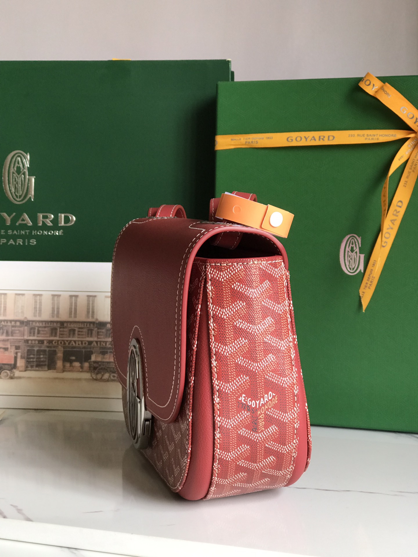 p950。💝GOYARD 233 lll 既保留了经典版的标志性元素,如醒目的金属logo扣、整面的皮革翻盖和独特的曲线外形,同时赋予这款包袋更轻盈的流线设计以及更摩登的当代风格,可调节皮质肩带能巧妙地在优雅肩背和时尚斜挎之间自由切换🔄 复古优雅与流行甜酷的碰撞💥 此系列233命名来自巴黎百年老店地址门牌号,乃goyard的经典著作!
由全套全钢五金手工打造🔨Goyardine帆布拼接里外对版头层小牛皮🐂
配备:原版包装🎁丝带🎀logo贴标🏷黄色雪梨纸
尺寸Size:25*17*8cm
🔎020213