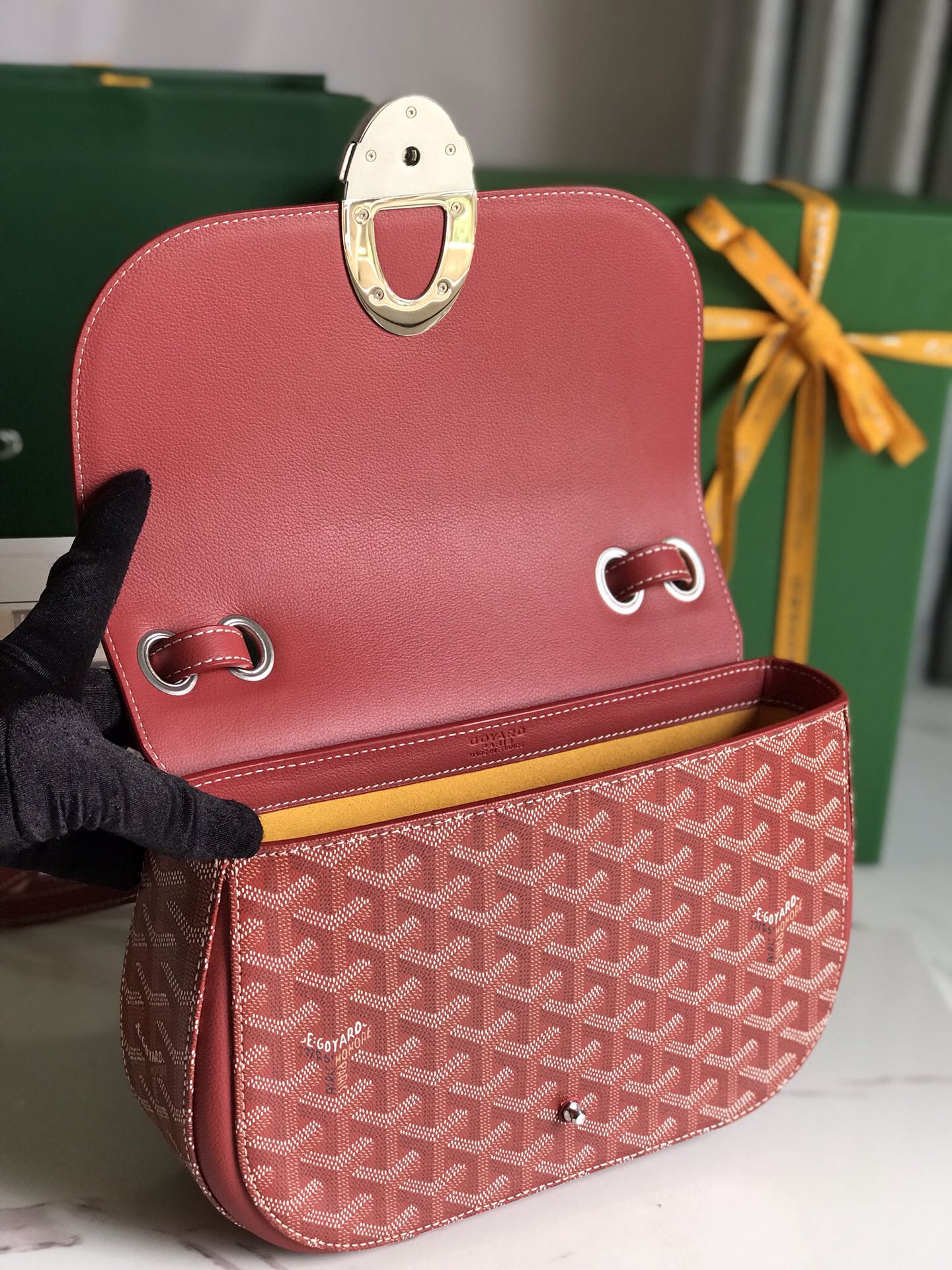 p950。💝GOYARD 233 lll 既保留了经典版的标志性元素,如醒目的金属logo扣、整面的皮革翻盖和独特的曲线外形,同时赋予这款包袋更轻盈的流线设计以及更摩登的当代风格,可调节皮质肩带能巧妙地在优雅肩背和时尚斜挎之间自由切换🔄 复古优雅与流行甜酷的碰撞💥 此系列233命名来自巴黎百年老店地址门牌号,乃goyard的经典著作!
由全套全钢五金手工打造🔨Goyardine帆布拼接里外对版头层小牛皮🐂
配备:原版包装🎁丝带🎀logo贴标🏷黄色雪梨纸
尺寸Size:25*17*8cm
🔎020213