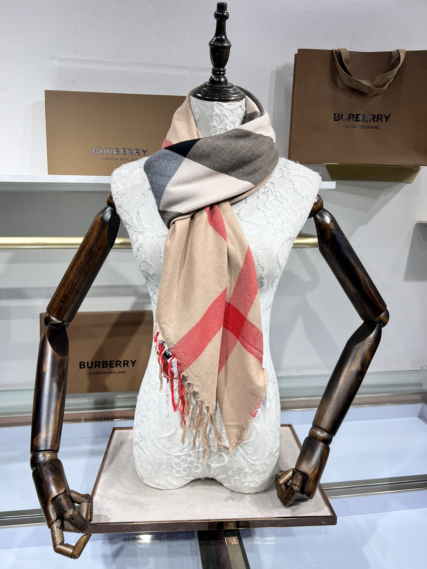 💟B家实拍！质感一级棒！！这也太好看了啊！经典丝毛混纺纱线！强烈推荐入手！上身非常轻盈！秋天新品装饰！冬