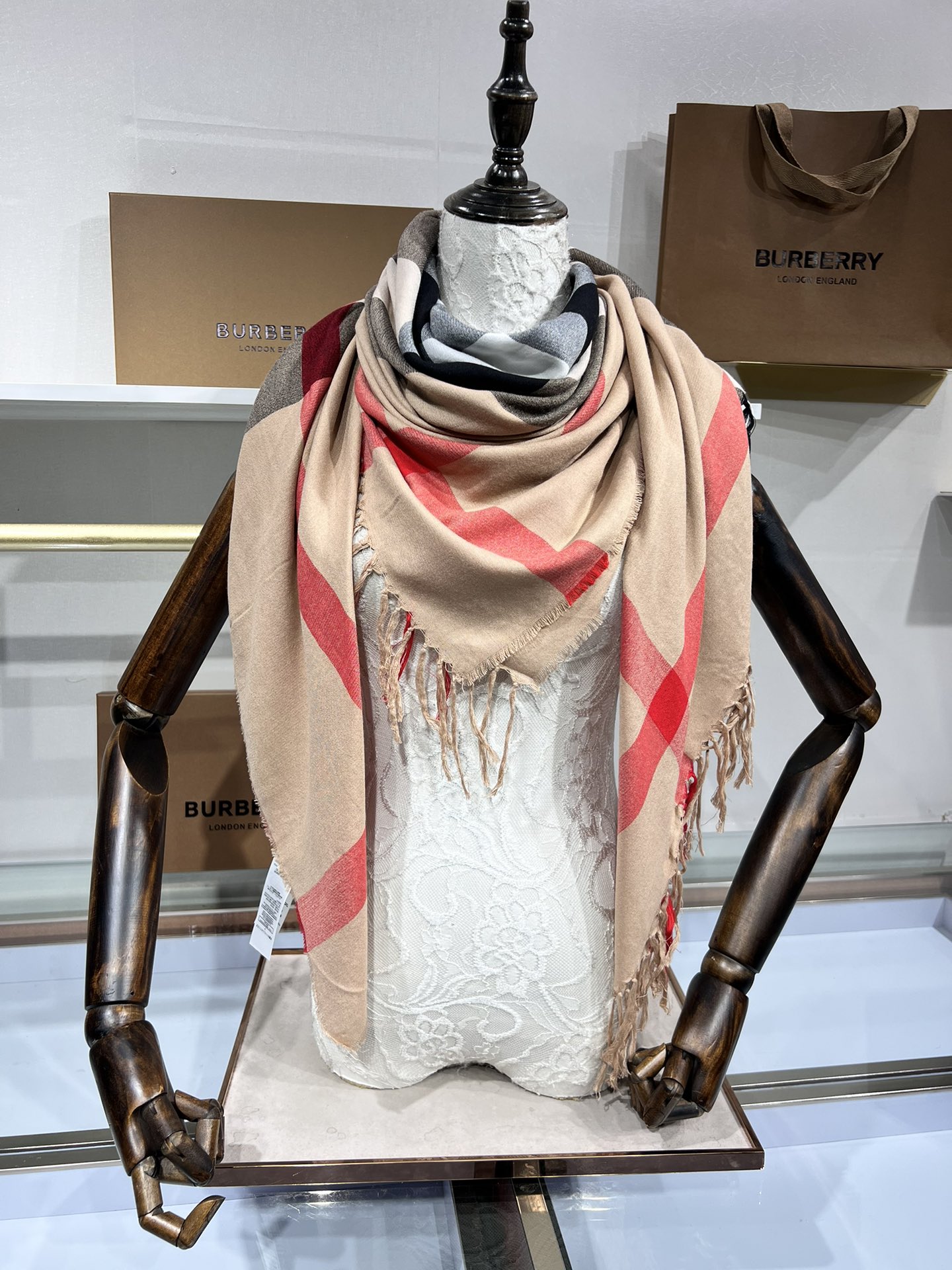 💟B家实拍！质感一级棒！！这也太好看了啊！经典丝毛混纺纱线！强烈推荐入手！上身非常轻盈！秋天新品装饰！冬